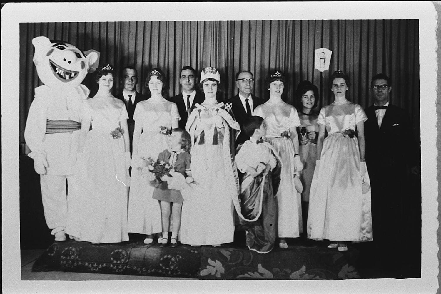 Groupe rassemblé pour le Carnaval de Havre-Saint-Pierre, 1963. L’allure de Bonhomme semble déconcerter la fillette à l’avant! BAnQ, Fonds Société historique de Havre-Saint-Pierre inc., P19,S1,SS1,P788.