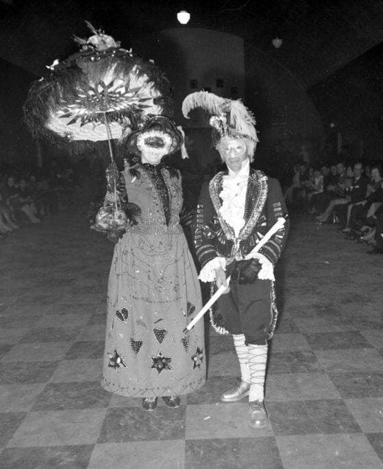 Gagnants du concours de costumes du Carnaval de Saint-Raymond, 1966. BAnQ, P322,S3,D4-23.