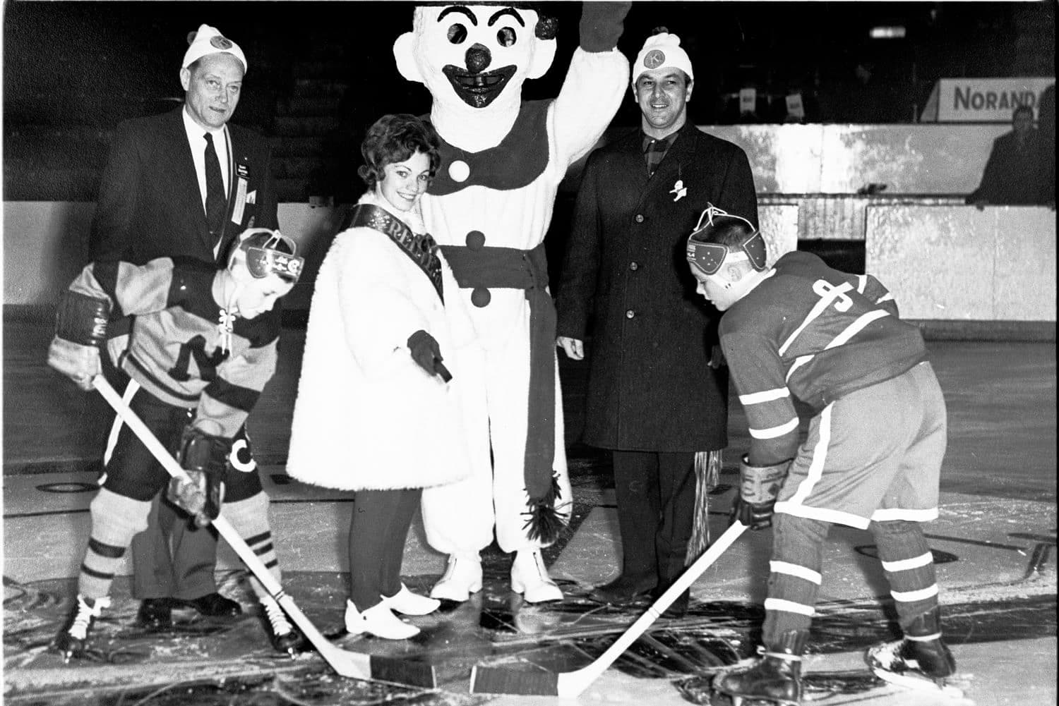 La reine et le Bonhomme procèdent à la mise au jeu de cette partie de hockey pendant le Carnaval de l’Ouest du Québec de Rouyn, vers 1965. BAnQ, Fonds Comité du 50e anniversaire de Rouyn-Noranda, P34,S3,D3.
