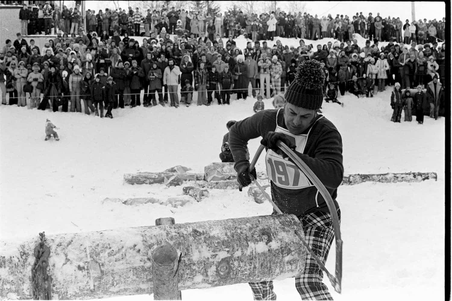 Concours de sciage de bois lors du Carnaval de Chicoutimi, février 1976. BAnQ, 1976-02 E10,S44,SS1,D76-32.