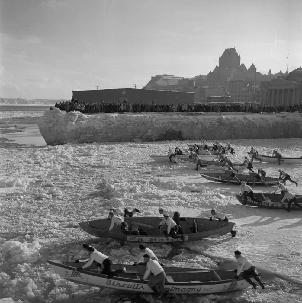 Course de canots sur glace lors du Carnaval de Québec, février 1957. Office national du film du Canada. Service de la photographie. Bibliothèque et Archives Canada, e011176498.