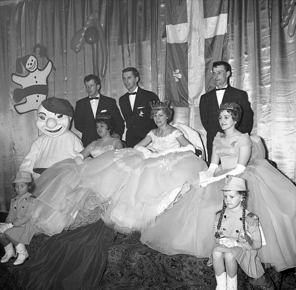 Carnaval de Contrecœur, février 1961. De gauche à droite: Christine Jacques, Bonhomme, Roland Berthiaume, Marie-Jeanne Hamel, Guy Descheneaux, Éliane Chagnon, Normand Giard, Pierrette Deslauriers (qui sera d’ailleurs élue reine en 1962) et Marie-Michelle Bazinet.