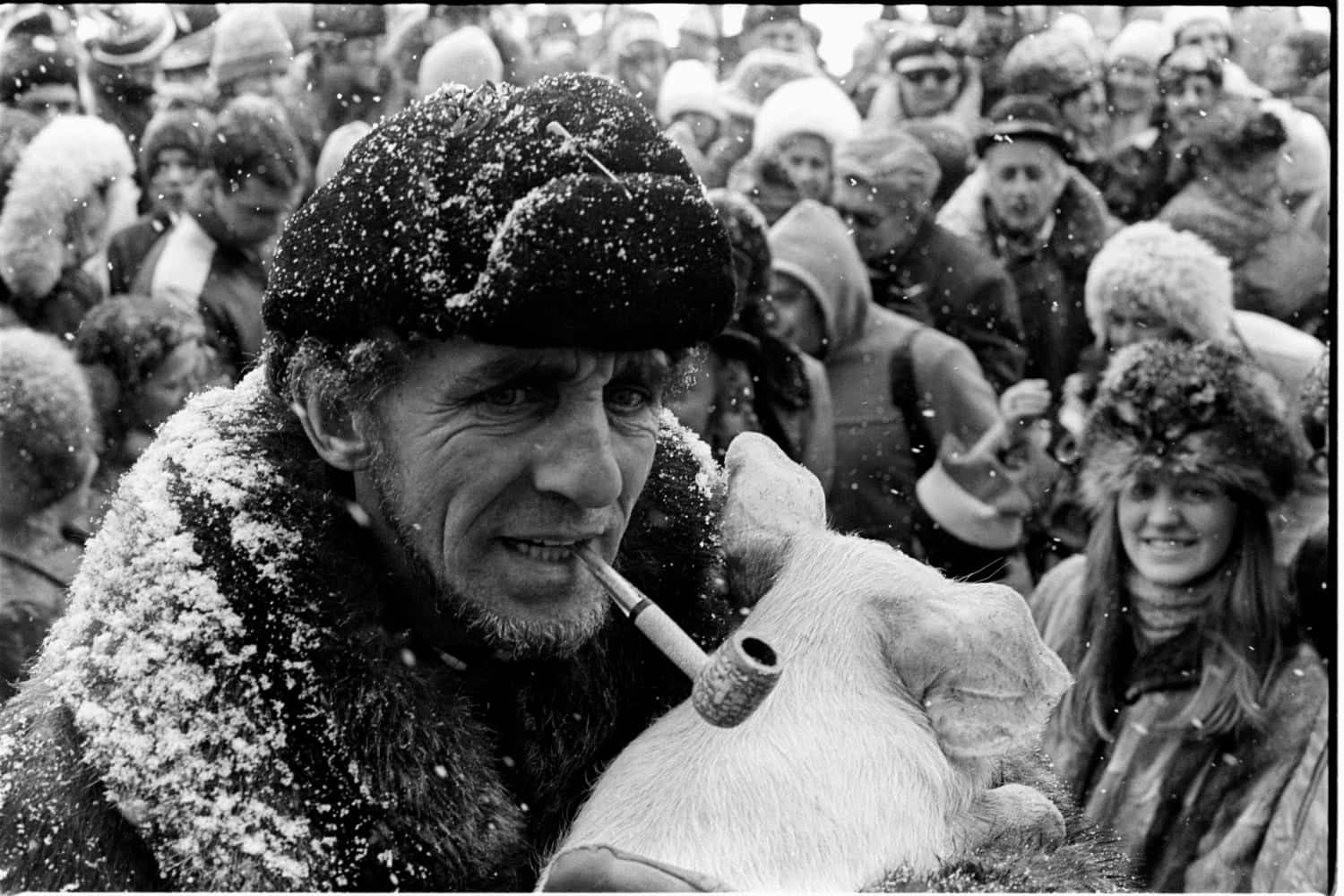 Vente aux enchères lors du Carnaval de Chicoutimi, février 1976. BAnQ, E10,S44,SS1,D76-33.