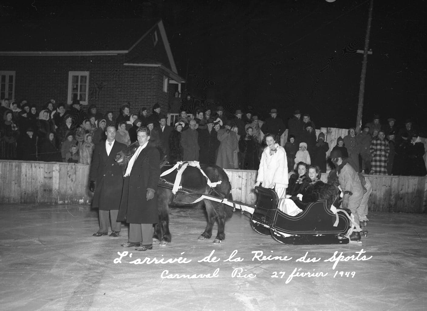L’arrivée de la Reine des Sports, Fernande Gagnon, lors du Carnaval du Bic, 27 février 1949. BAnQ, P24,S4,D28.