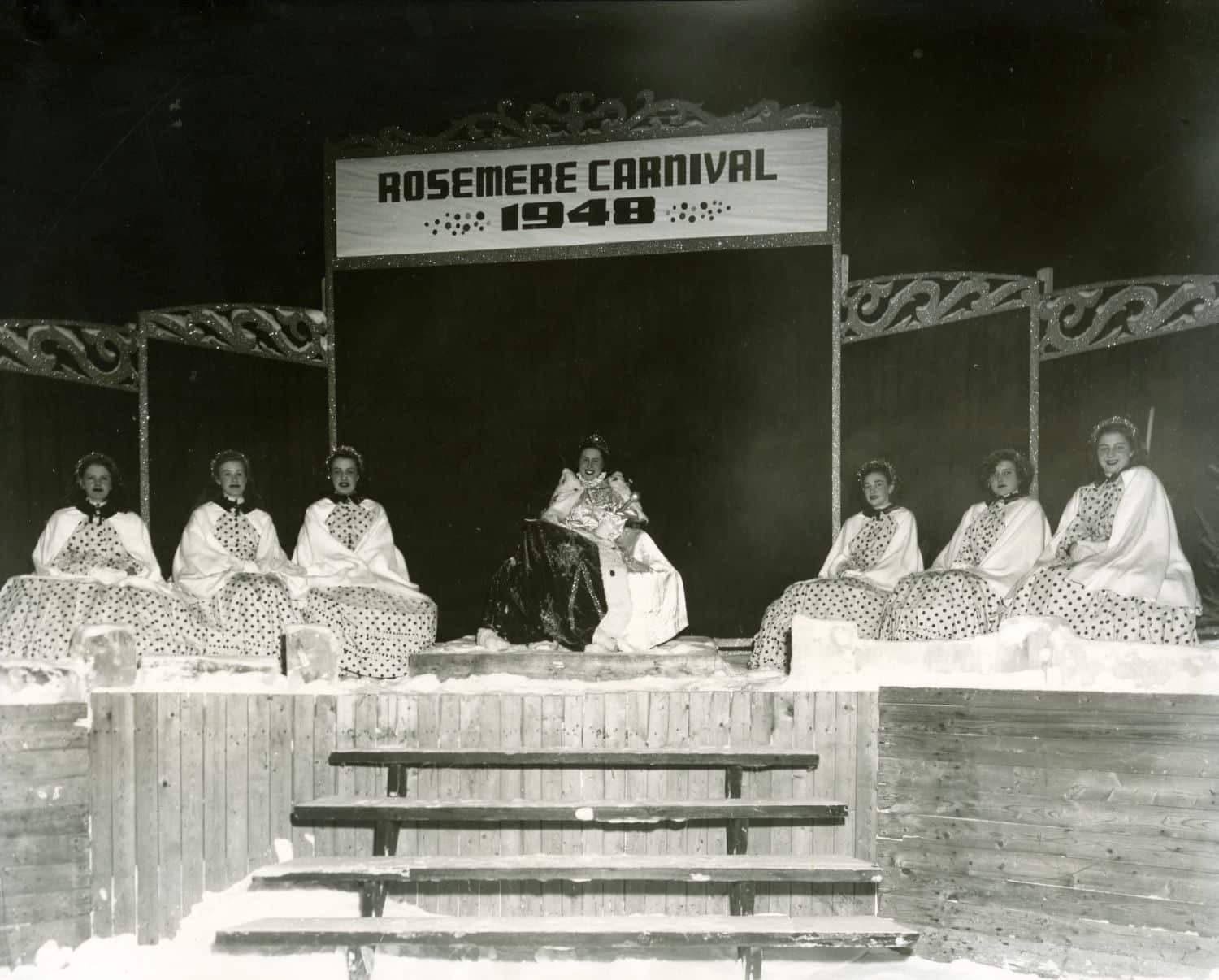 Christine Clément, reine du Carnaval de Rosemère 1948, et ses duchesses. BAnQ, Fonds Béatrice Clément, P43,S4,P167.