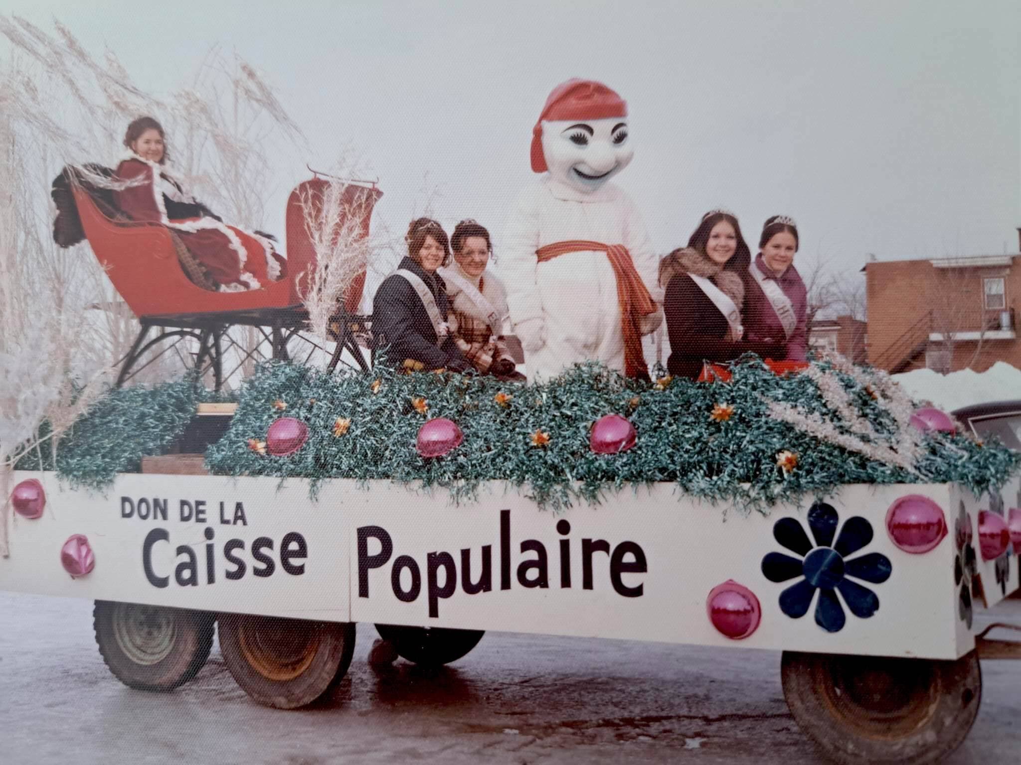 Le char allégorique du Carnaval de Varennes de 1973, dans lequel prennent place la reine Christine Jacques, les duchesses et Bonhomme.
