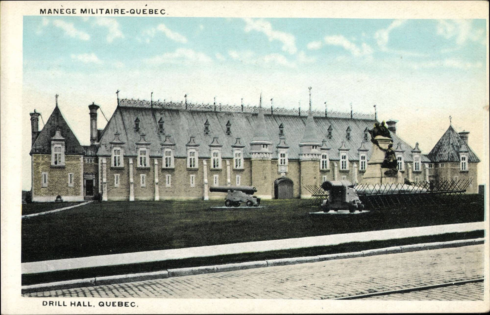 Manège Militaire / Drill Hall, début 20e siècle. Carte postale colorisée, publiée par J.P. Gosselin.
