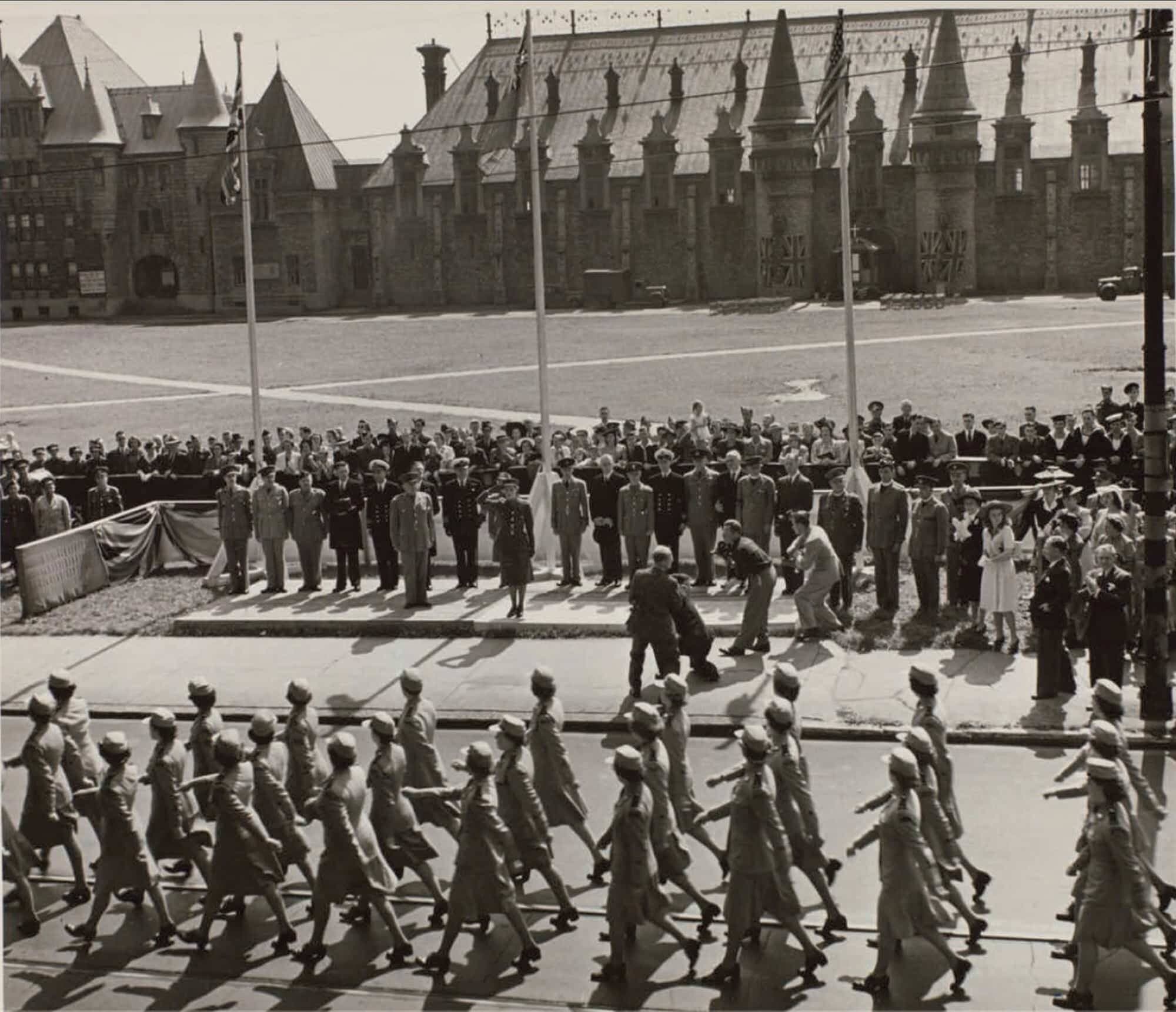 Défilé des membres du Canadian Women Army Corps (CWAC) (service féminin de l’armée canadienne) devant Mary Spencer-Churchill, 1943.