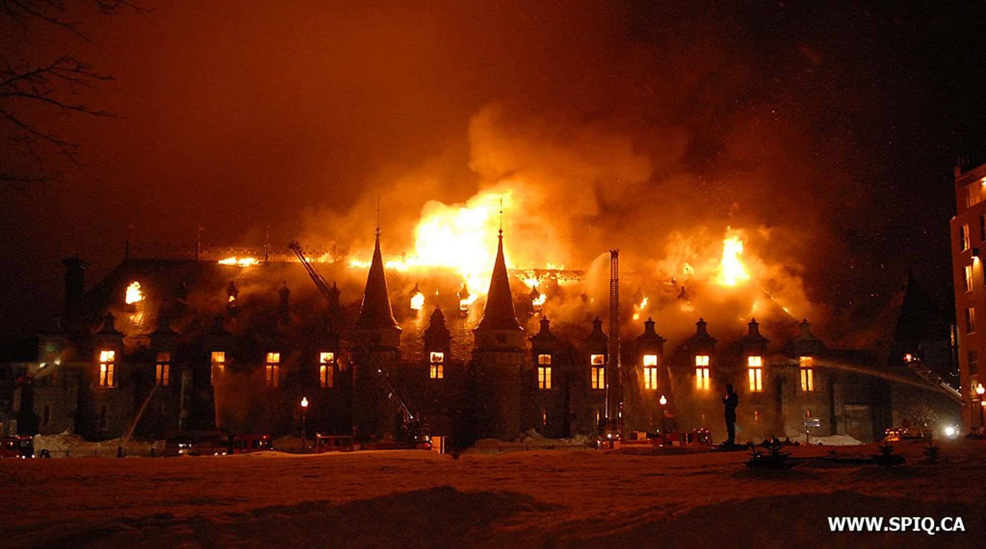 Le Manège militaire en flammes, 4 avril 2008.