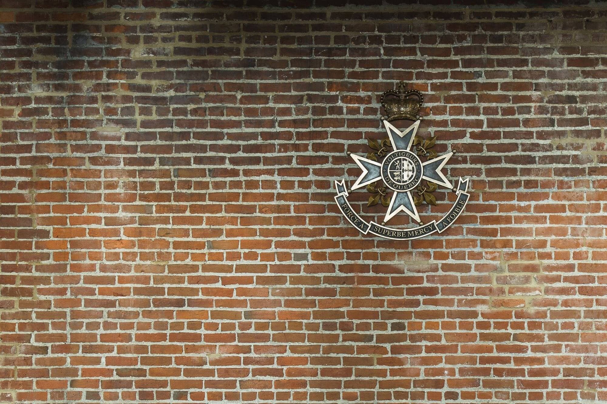 Les briques noircies, intégrées à la maçonnerie neuve, rappellent l’incendie de 2008.