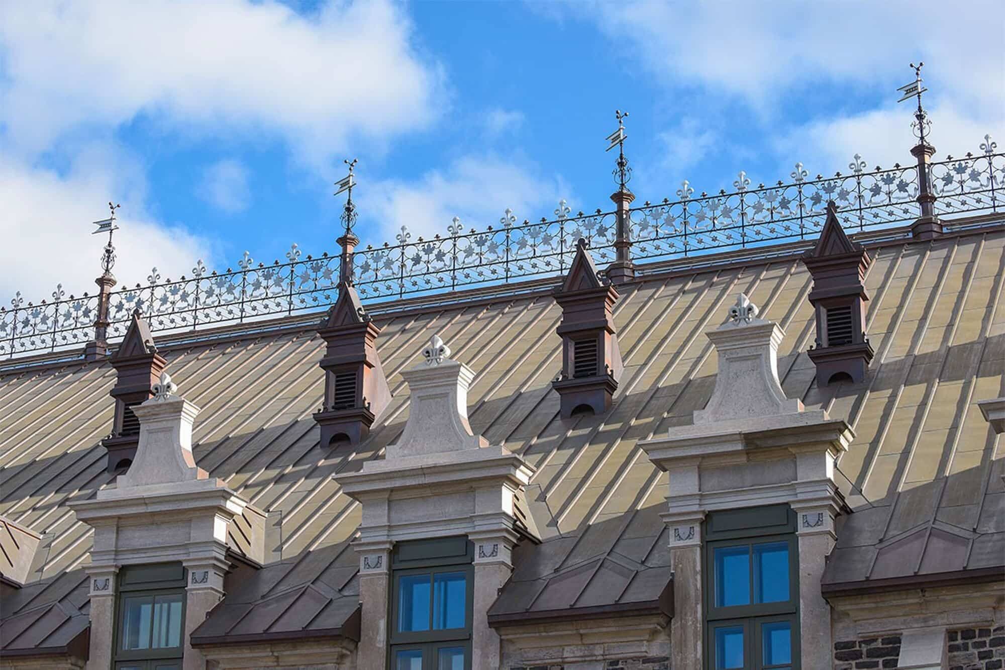 Les ornements du toit ont été soigneusement reproduits à partir des plans originaux de E.E. Taché.