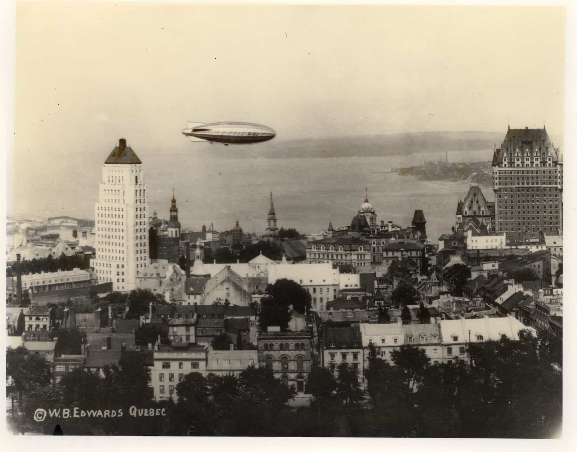 Le passage du célèbre dirigeable R-100 au-dessus de Québec en 1930 est immortalisé par W.B. Edwards.