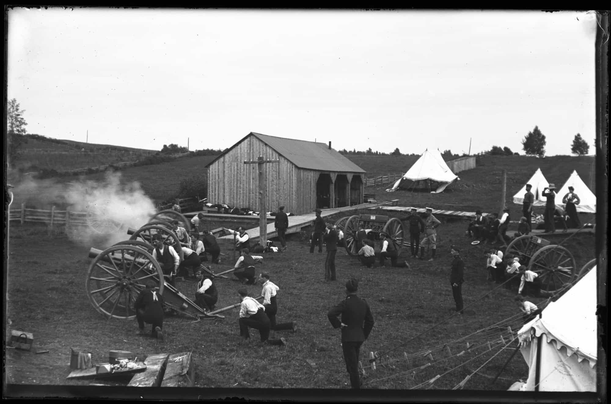 Camp d’entraînement de l’Artillerie royale canadienne à Sainte-Pétronille, sur l'île d’Orléans, en août 1903, photographié par Fred C. Würtele.