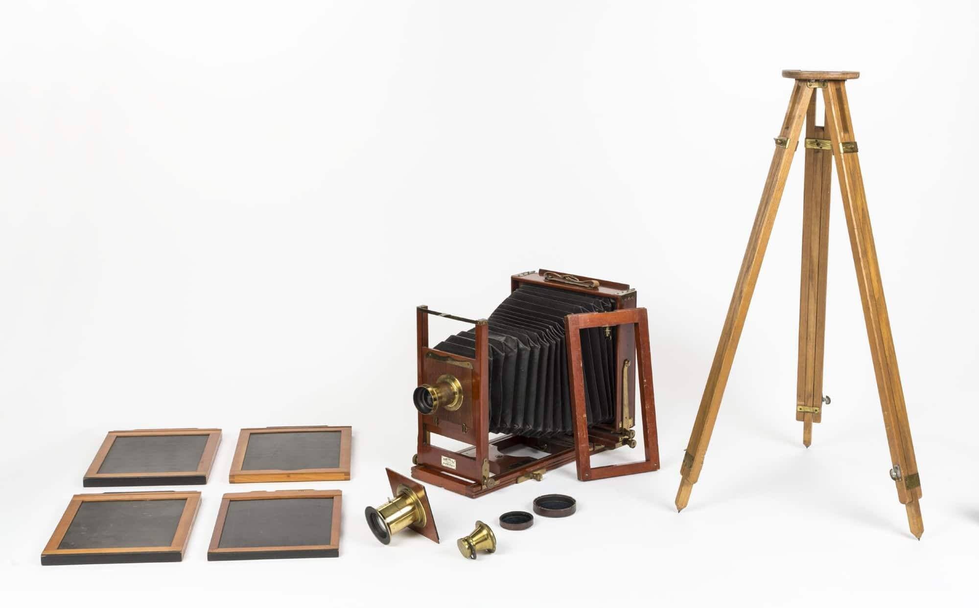 L'appareil photo Eastman Kodak Company (avec ses plaques métalliques, ses lentilles et son trépied) du photographe J.E. Livernois, vers 1895.