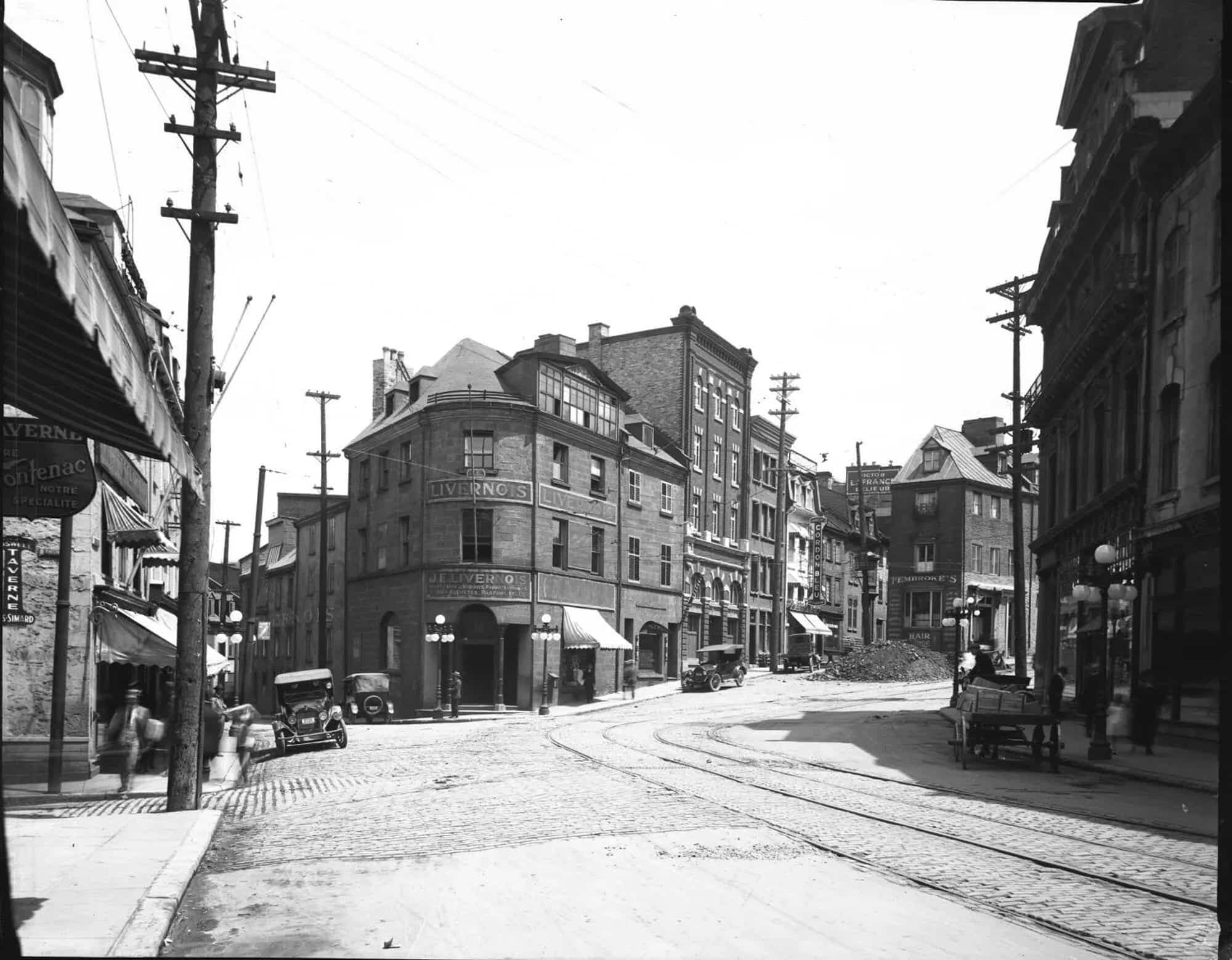 Le studio de la famille Livernois sur la rue Saint-Jean, à Québec, vers 1920.