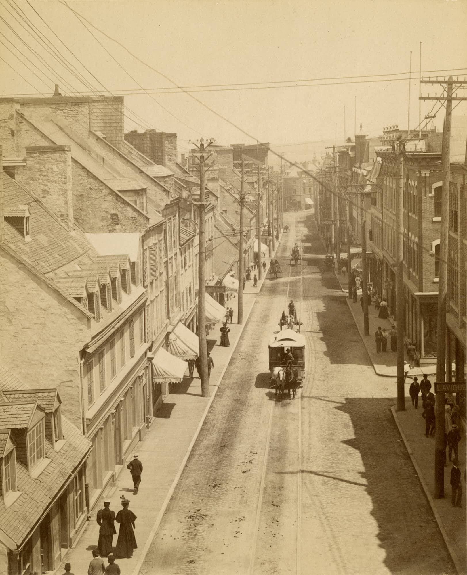 La rue Saint-Jean, à Québec, photographiée vers 1890 par Louis-Prudent Vallée.