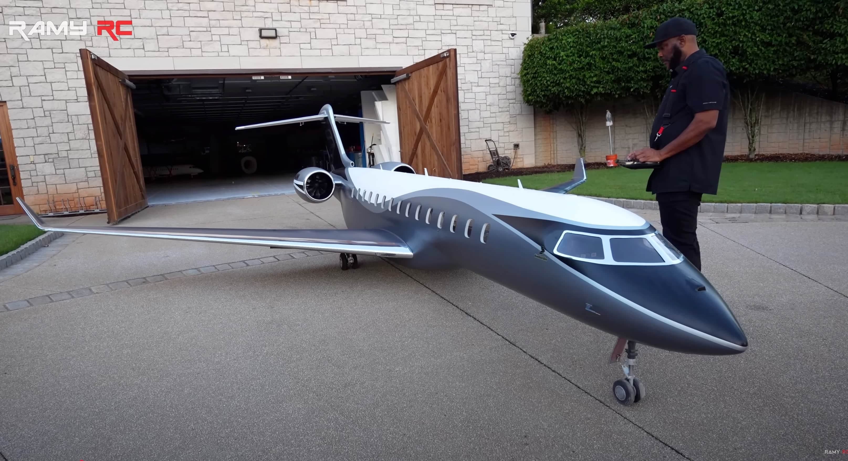 La version radiocommandée du jet d'affaires Global 7500 réalisée par le YouTuber Ramy RC, qu'on voit ici avec l'acteur Tyler Perry.