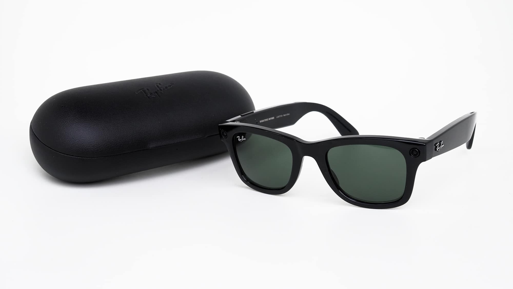 Les Ray-Ban Stories peuvent être rechargées sur la route dans leur étui de protection.