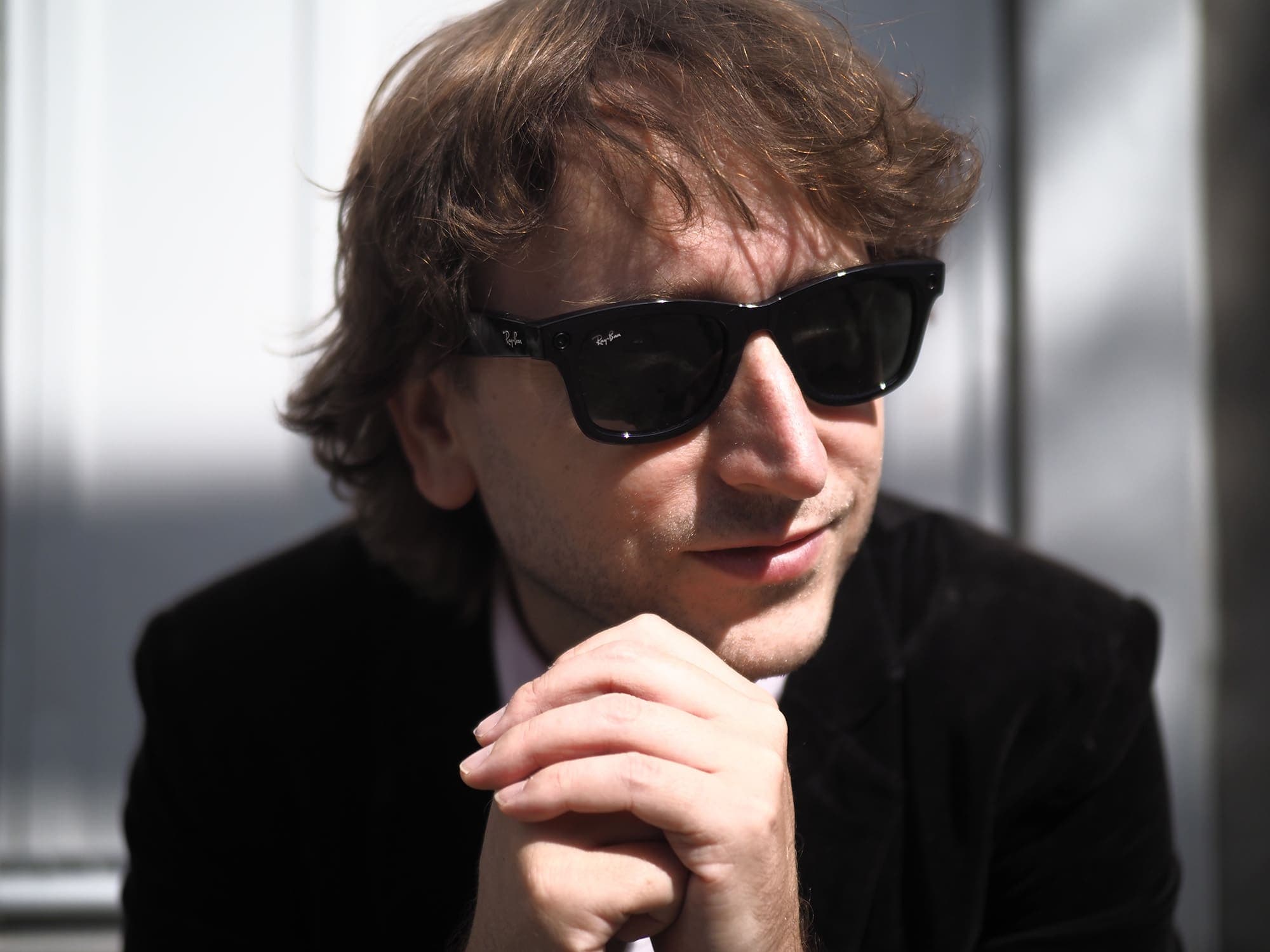 Notre chroniqueur Maxime Johnson avec les Ray-Ban Stories.