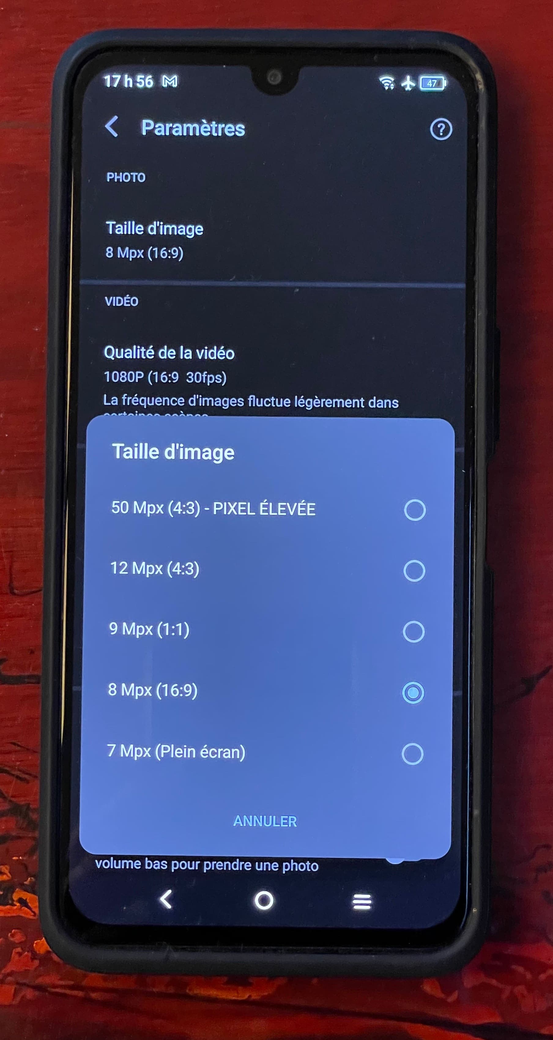 Ici, un appareil TCL 30 5G avec les différents formats photo