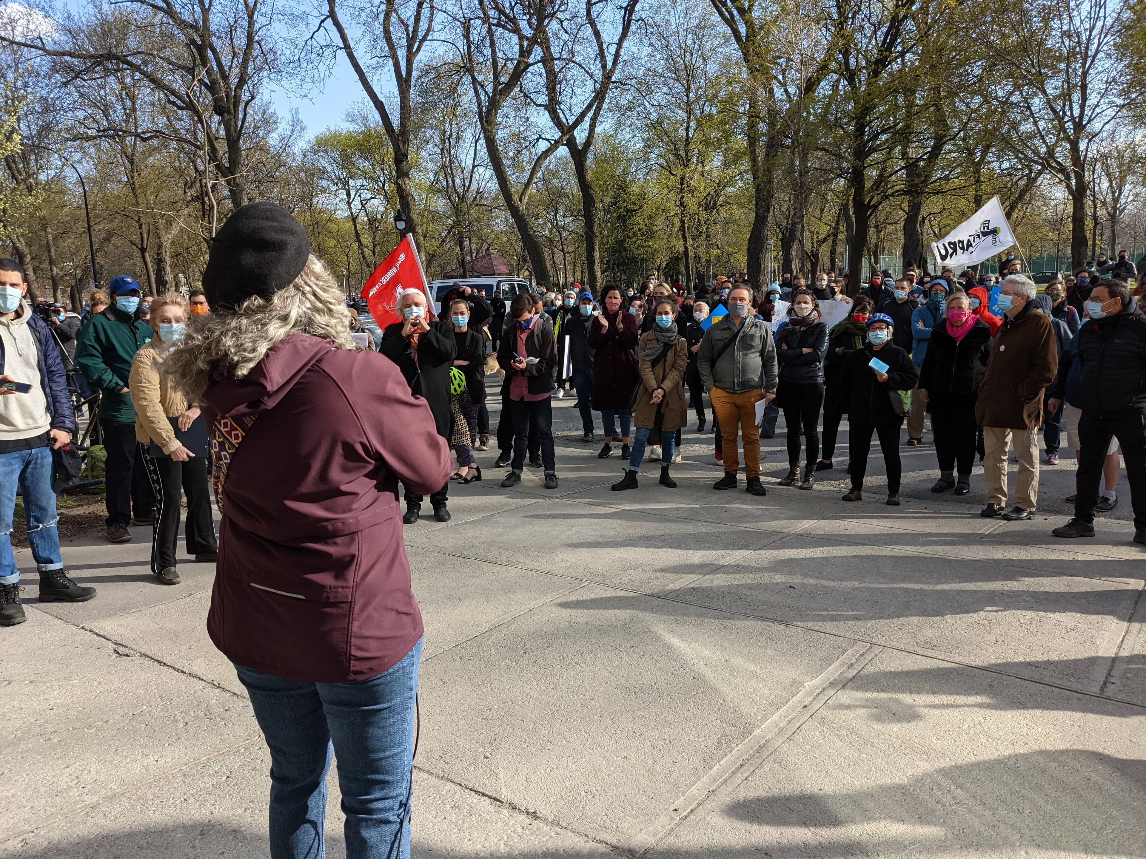 Renée Thifault, locataire et militante depuis le jour 1, s'adressait aux manifestants venus soutenir les locataires devant le Manoir Lafontaine le 23 avril 2021.