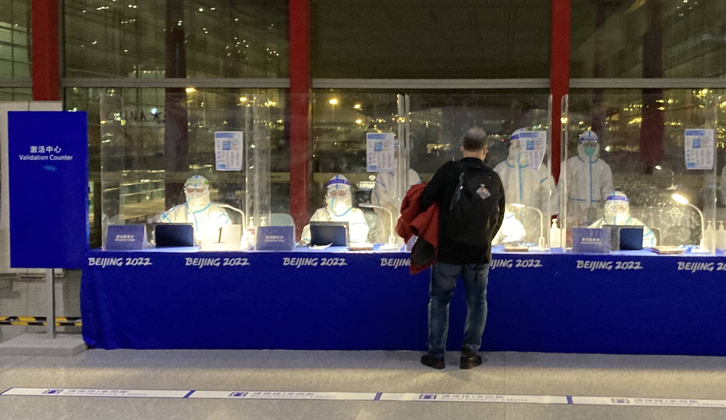 Le collègue Richard Boutin s'avance au comptoir d'accueil olympique situé dans le terminal d'arrivée de l'aéroport de Pékin. Le comité nous attendant aux petites heures du matin est pour le moins saisissant et surprenant.