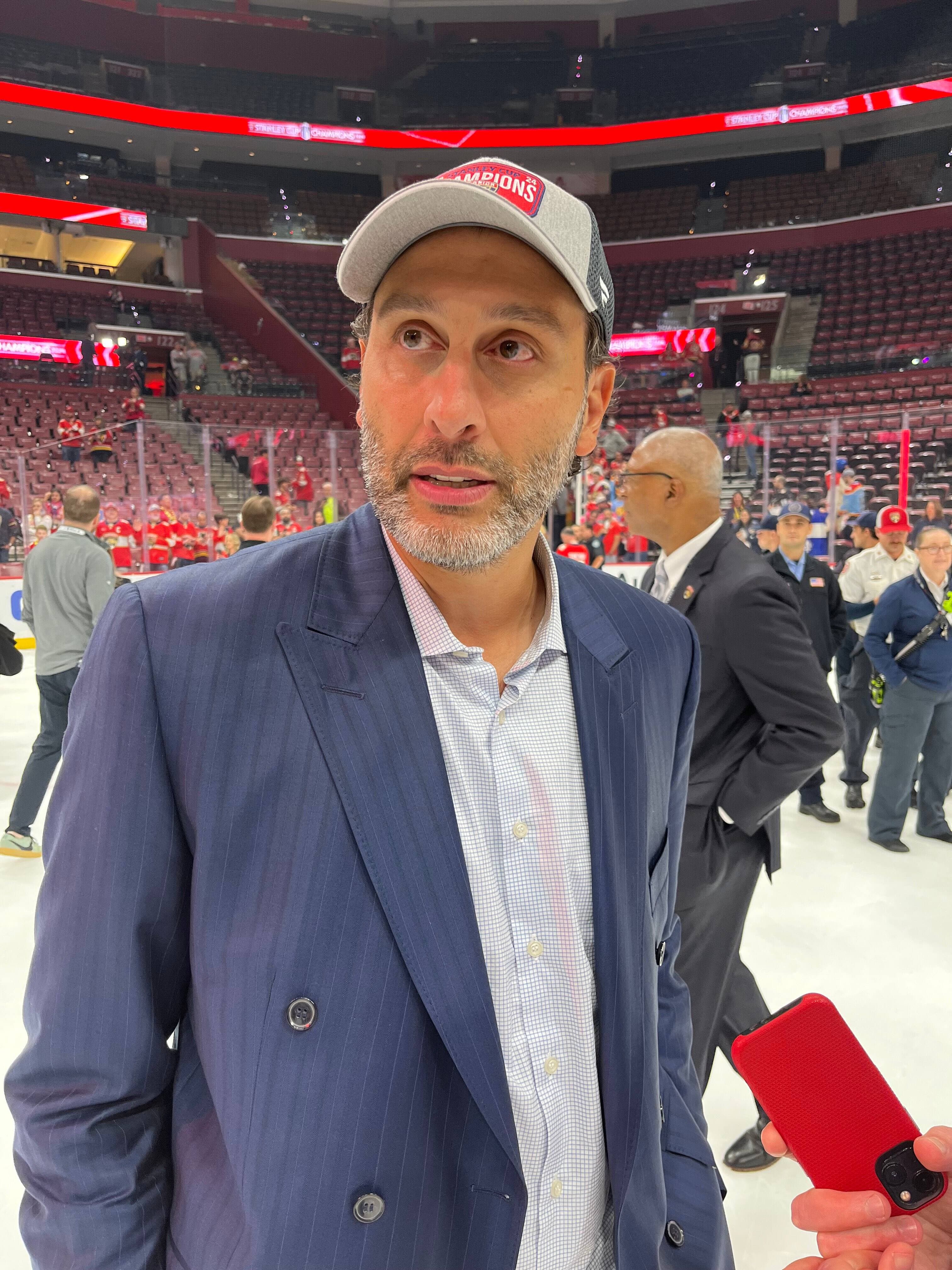Le Québécois Roberto Luongo, durant les célébrations des Panthers de la Floride, le lundi 24 juin 2024 à l'Amerant Bank Arena, à Sunrise, au terme du septième et ultime match de la finale de la Coupe Stanley.