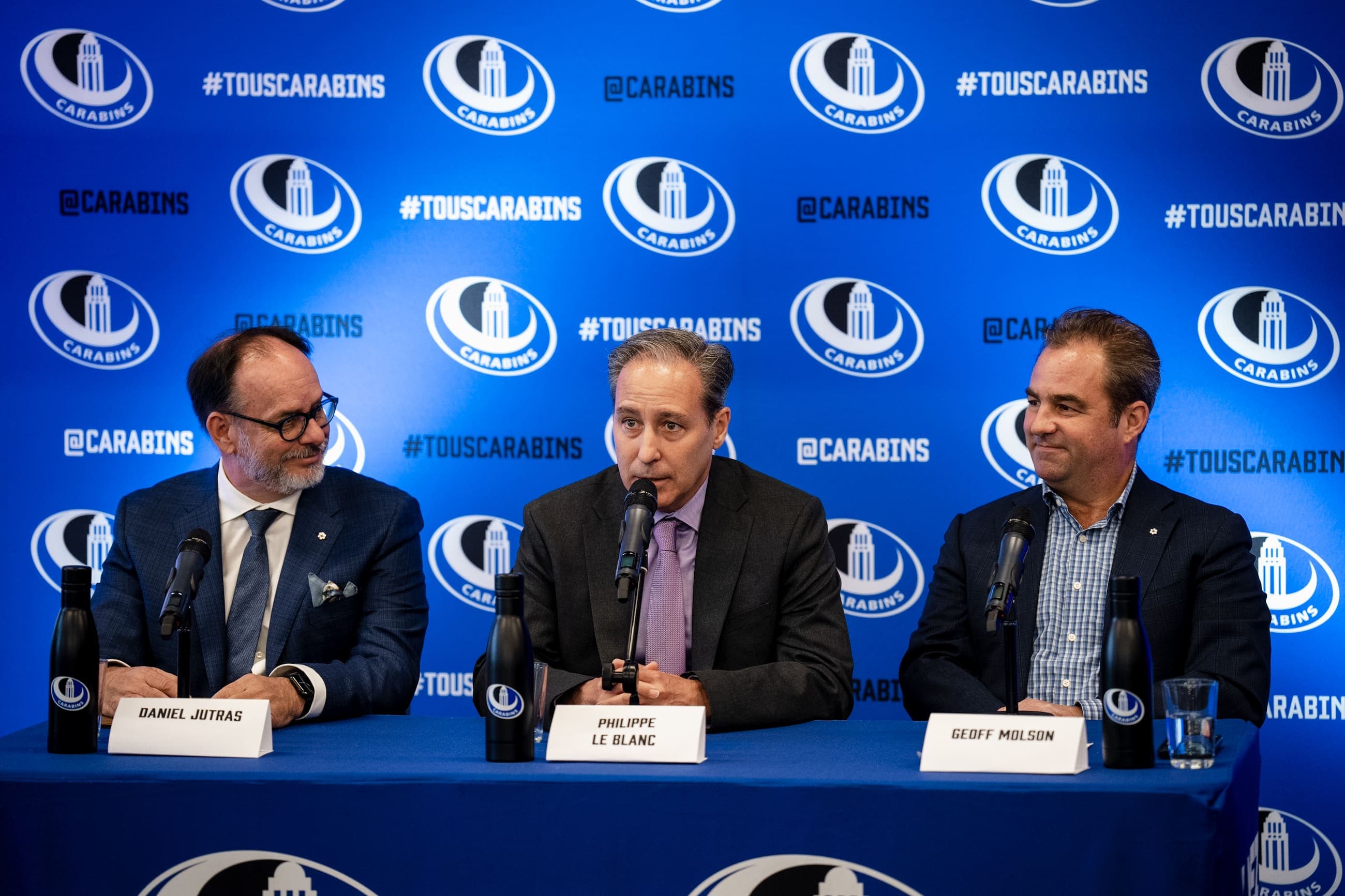 Le recteur de l’Université de Montréal, Daniel Jutras, le donateur Philippe Le Blanc et le propriétaire du Canadien et président du Club des gouverneurs des Carabins, Geoff Molson.