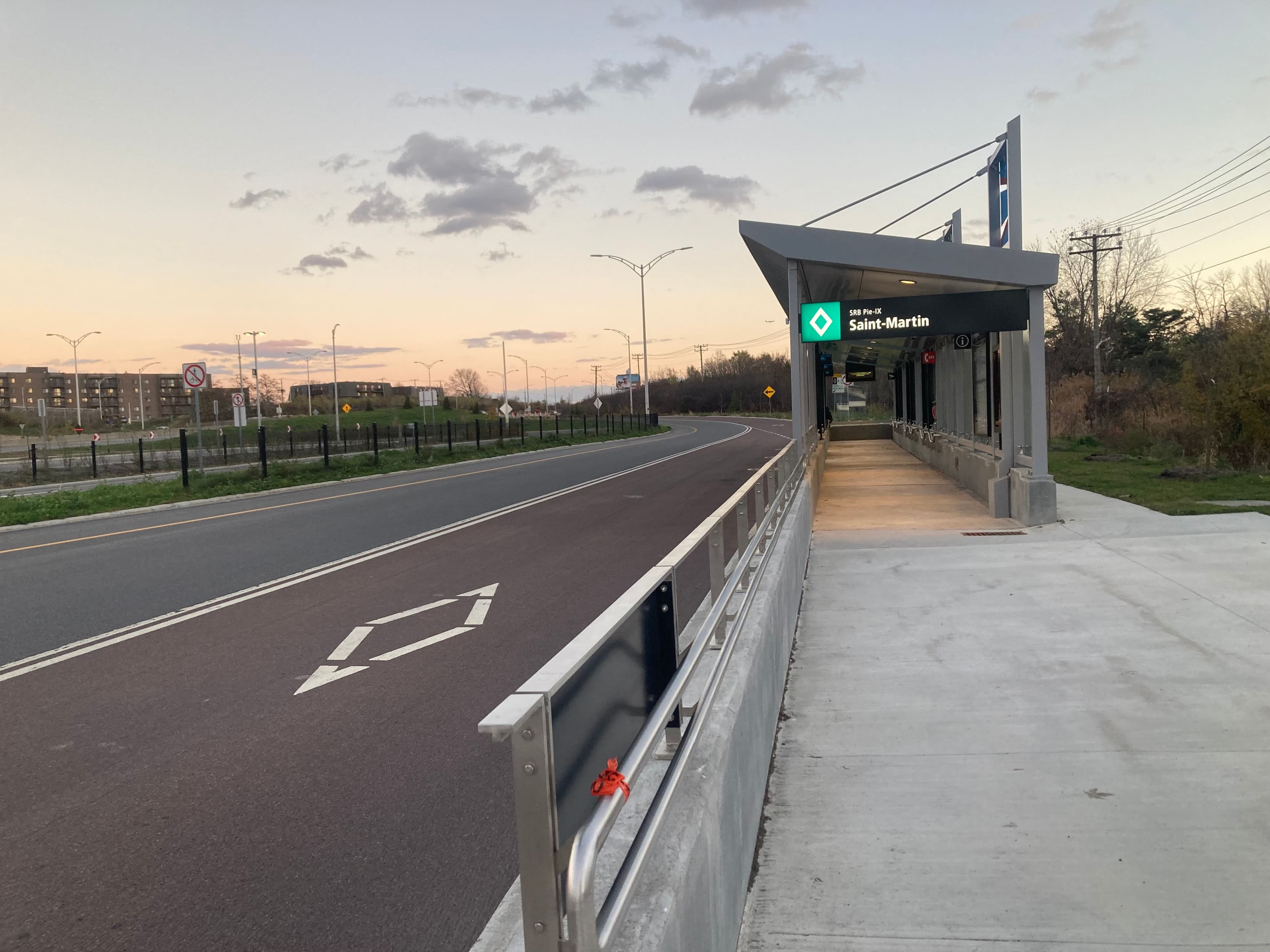 L'arrêt Saint-Martin du SRB Pie-IX, à Laval, dans un stationnement incitatif isolé