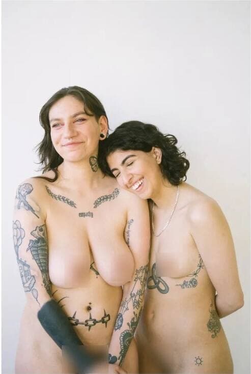 Meagan (@meaganashleytattoos) et Dawn (@dawnnn.b)