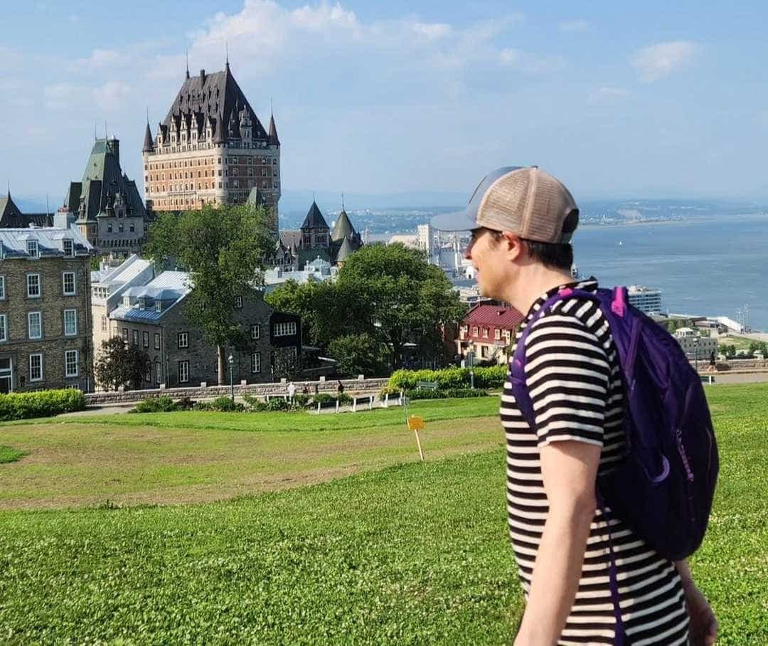 Une petite marche au soleil dans le décor enchanteur de la Vieille Capitale. Rivers Cuomo a été charmé par Québec.