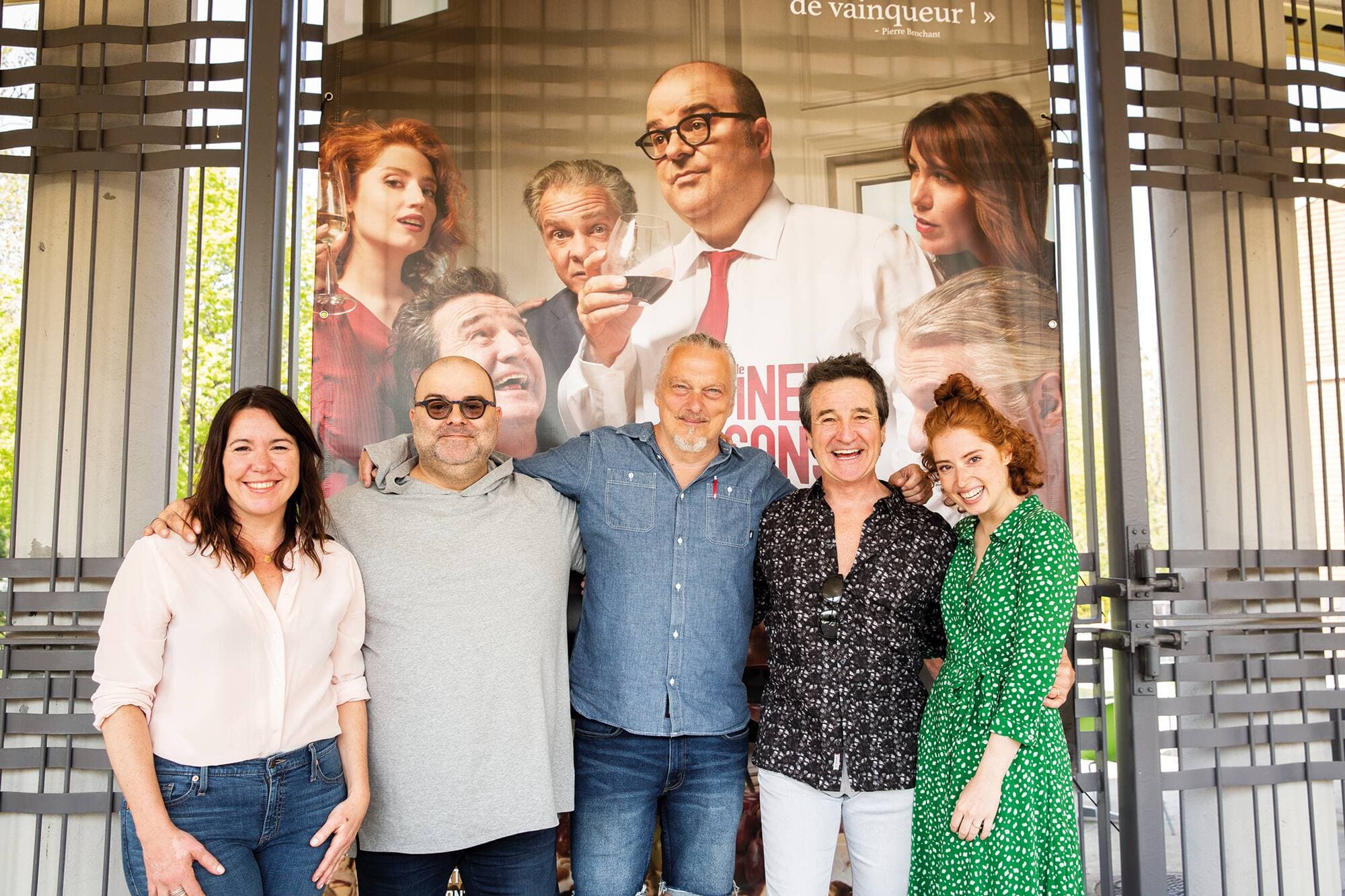 La distribution du Dîner de cons: Pascale Montreuil, Laurent Paquin, Normand D’Amour, René Simard et Gabrielle Fontaine. (Bernard Fortin est absent de la photo).