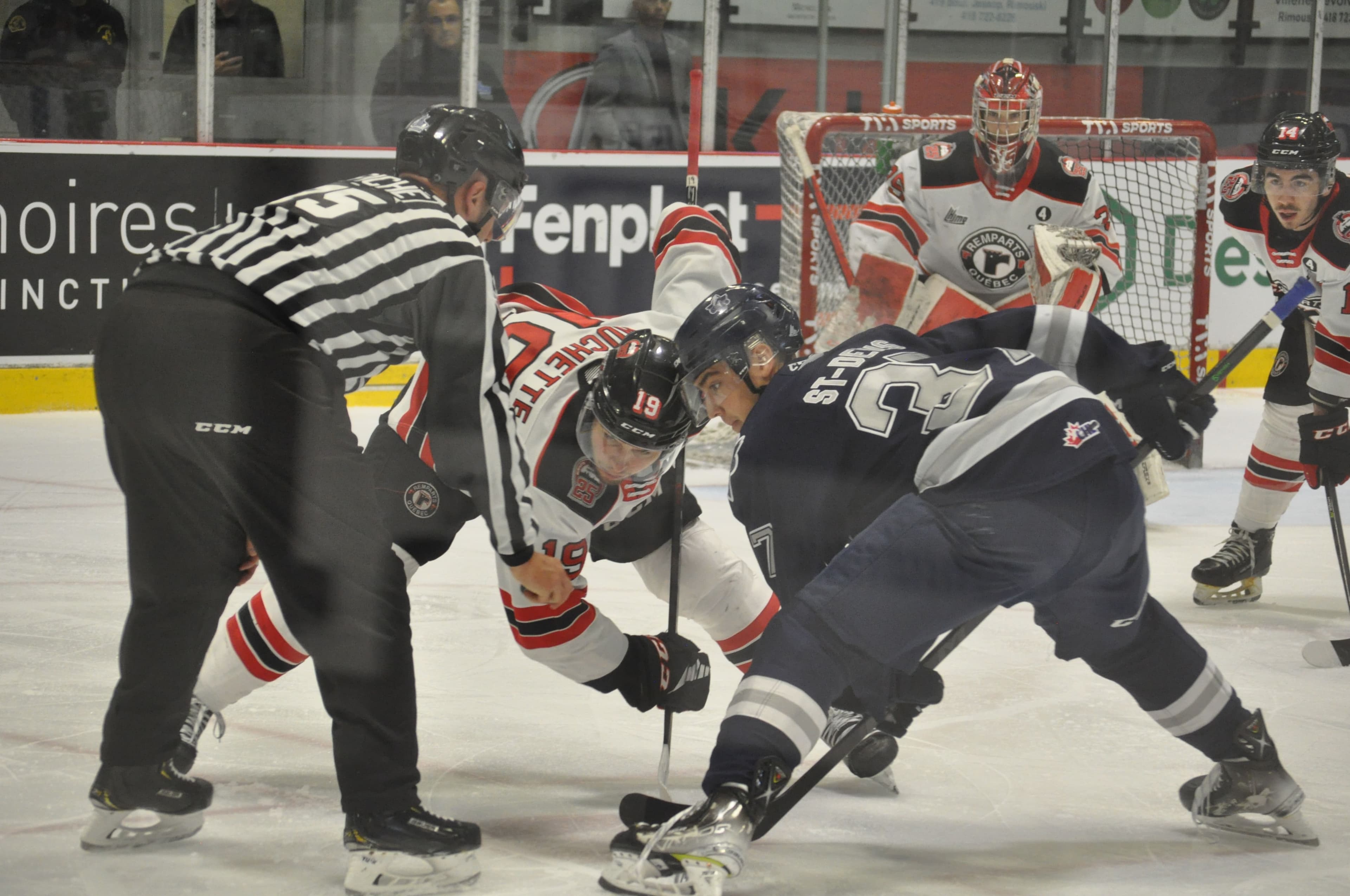 Mise en jeu disputée entre Maël St-Denis et Mikaël Huchette.