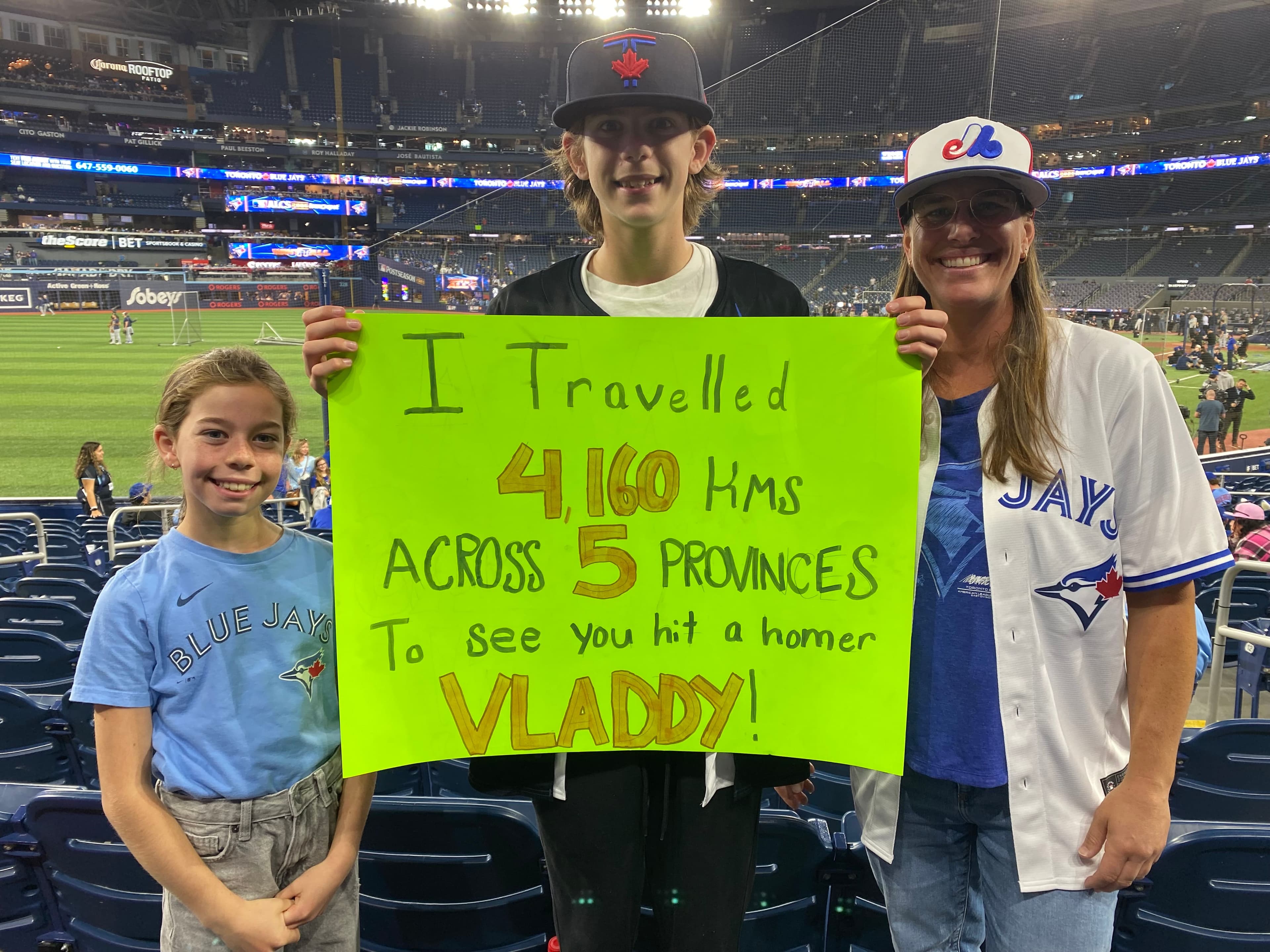 Suzanne Charest (à droite) avait voyagé sur 4160 kilomètres en provenance de la Colombie-Britannique avec ses enfants Marin et Corbin Charlton pour assister au match des Blue Jays, le dimanche 12 octobre 2025, à Toronto.