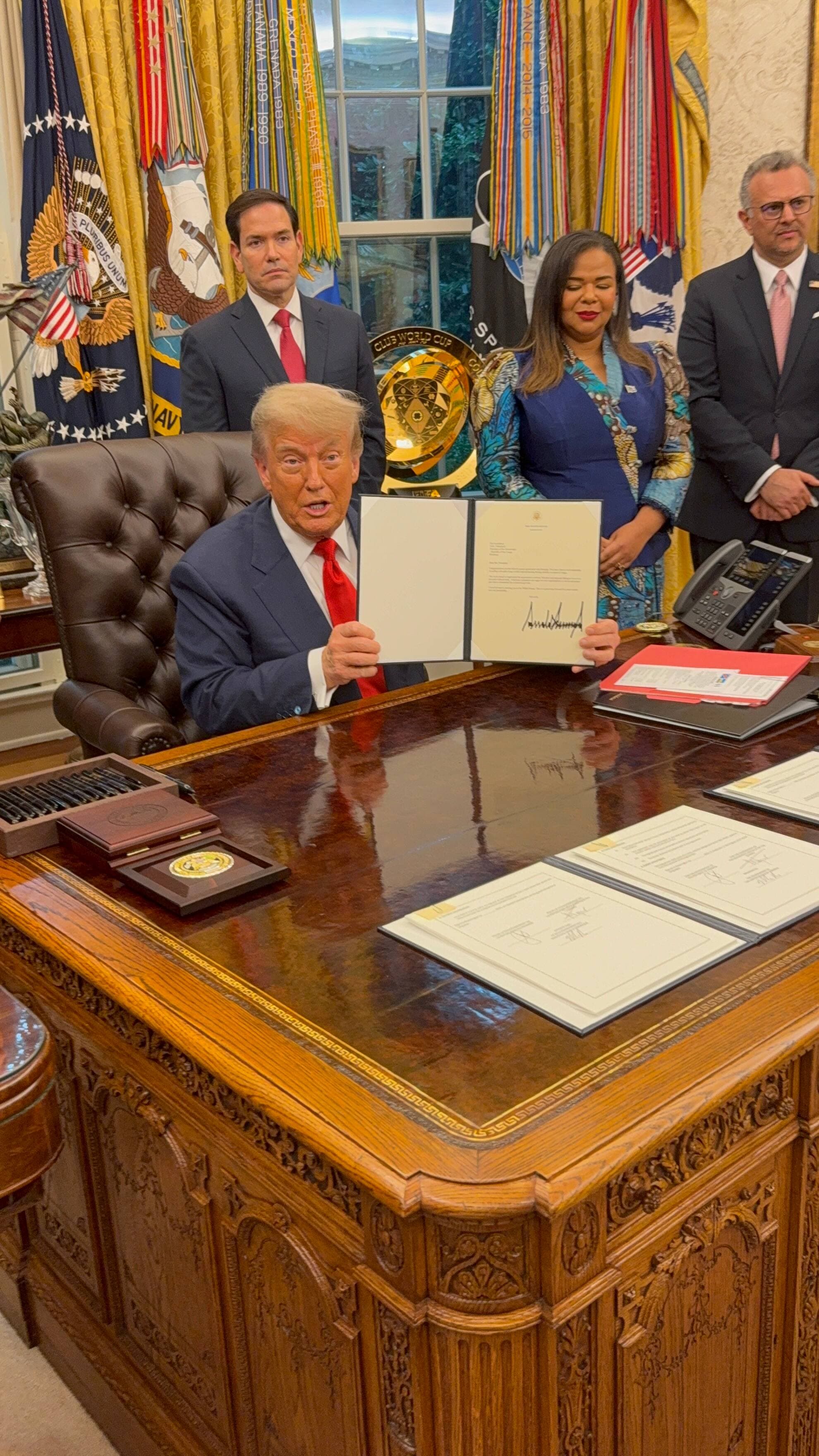 Donald Trump transforme les États-Unis une signature à la fois. En moins de six mois de présidence, il a déjà signé 166 décrets, 44 mémorandums et 71 proclamations.