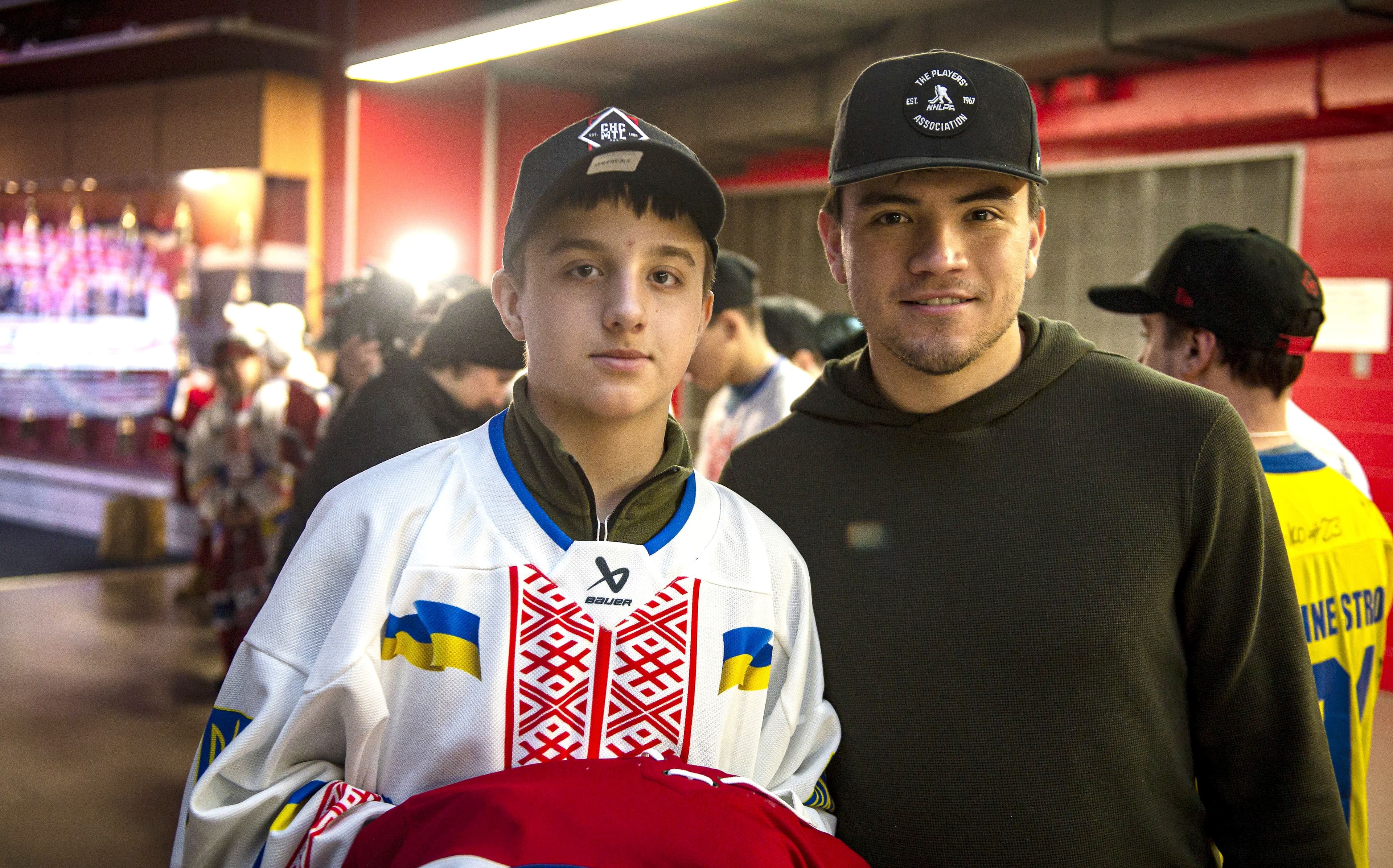 Yehor Kosenko, dont le père est décédé durant l’invasion russe en Ukraine, avait hâte de rencontrer Nick Suzuki.