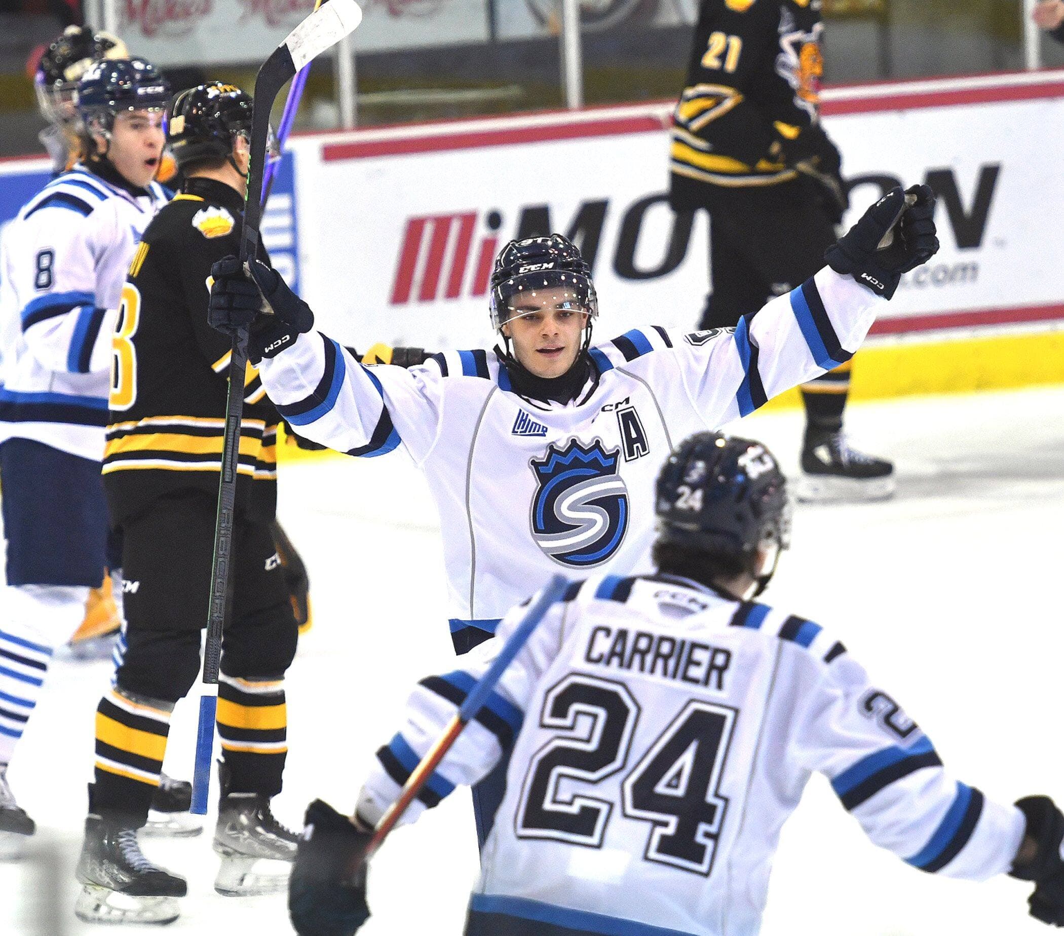 Fabrice Fortin va célébrer avec Édouard Carrier, qui
a marqué le premier but
des Saguenéens dimanche après-midi, à Chicoutimi.