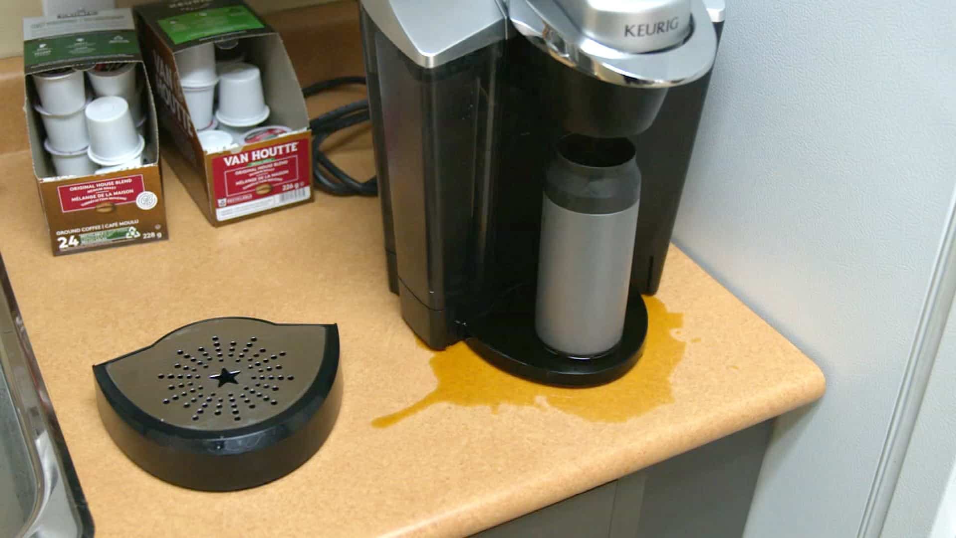 Le cabinet du ministre n’a rien de glamour. Les journées sont longues, la cafetière déborde parfois.