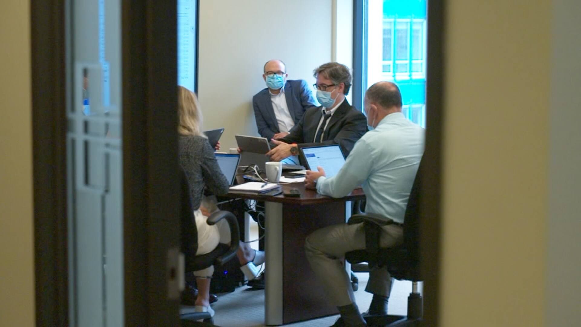 Notre journaliste Félix Séguin avait accès aux réunions à huis clos de Christian Dubé et de son équipe.