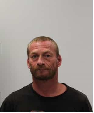 Carl Giroux, 46 ans, arrêté le 16 août 2025 en lien avec des infractions à caractère sexuel commises au Village Vacances Valcartier.