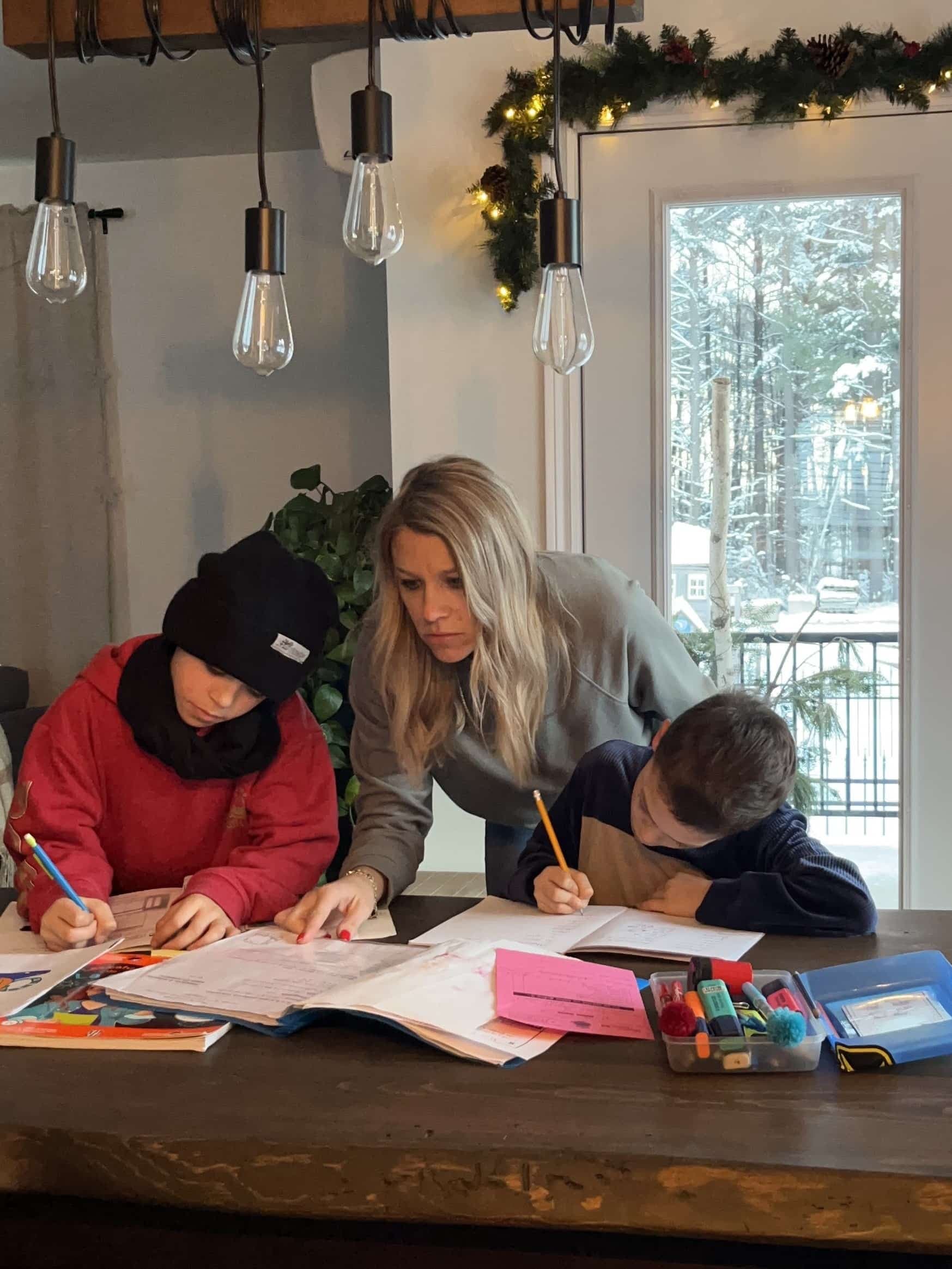 Vanessa Harnois devra amener ses deux garçons, Olivier et Xavier, avec elle au travail pour les prochains jours en raison de la grève du Front commun, à partir de vendredi. Malgré le casse-tête qu'entraîne la fermeture des écoles, elle appuie les revendications des enseignants et du personnel scolaire.