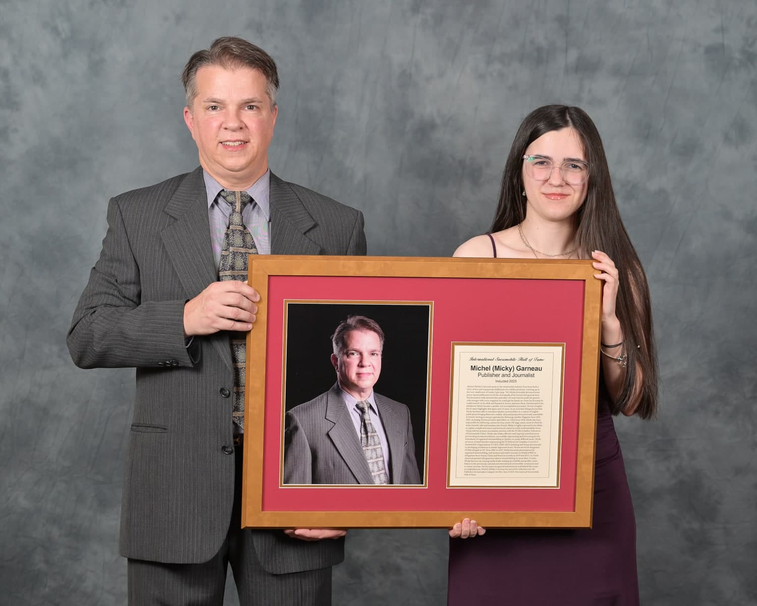 Le chroniqueur et rédacteur en chef de la revue Motoneige Québec, Michel Garneau a reçu un honneur bien mérité. Il a été intronisé au Temple international de la renommée de la motoneige (International Snowmobile Hall of Fame), dans la catégorie éditeur et journaliste. Il devient le deuxième francophone à être intronisé, le premier étant nul autre que J.A. Bombardier dans la catégorie inventeur/concepteur/fabricant. La cérémonie s’est déroulée le 20 septembre dernier à Eagle River au Wisconsin. Il était accompagné de sa fille Amélia. Il mérite amplement cette consécration lui qui a toujours fait la promotion de ce loisir très québécois.