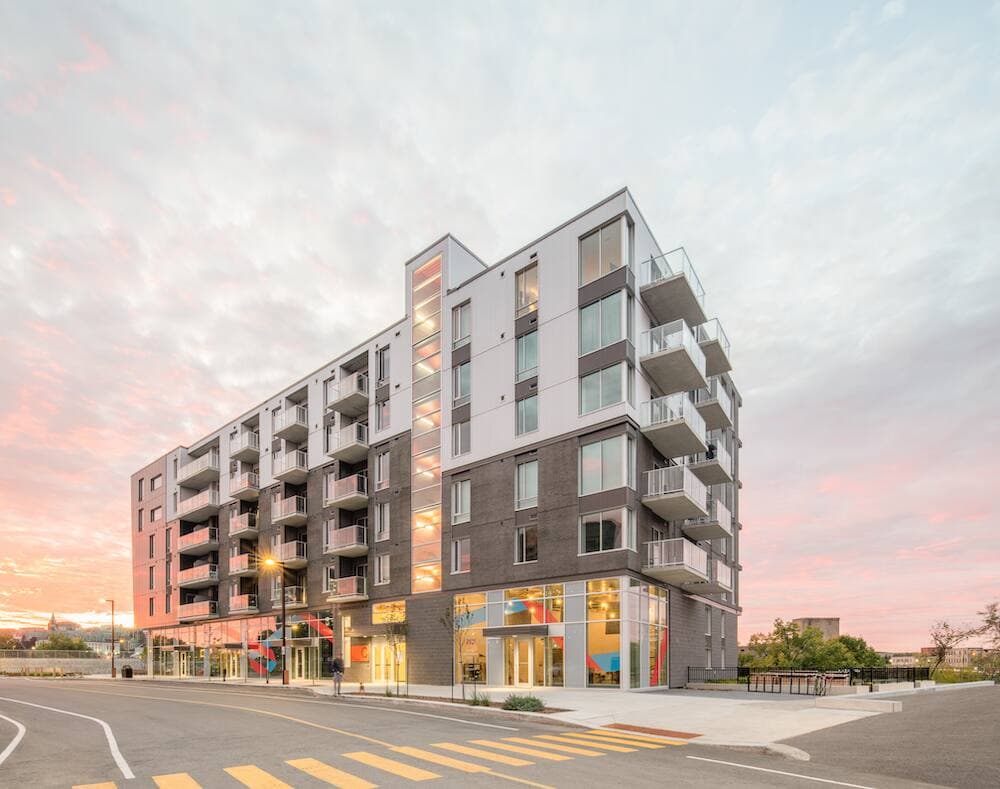 L'un des bâtiments du développement de condos Zibi, à Gatineau