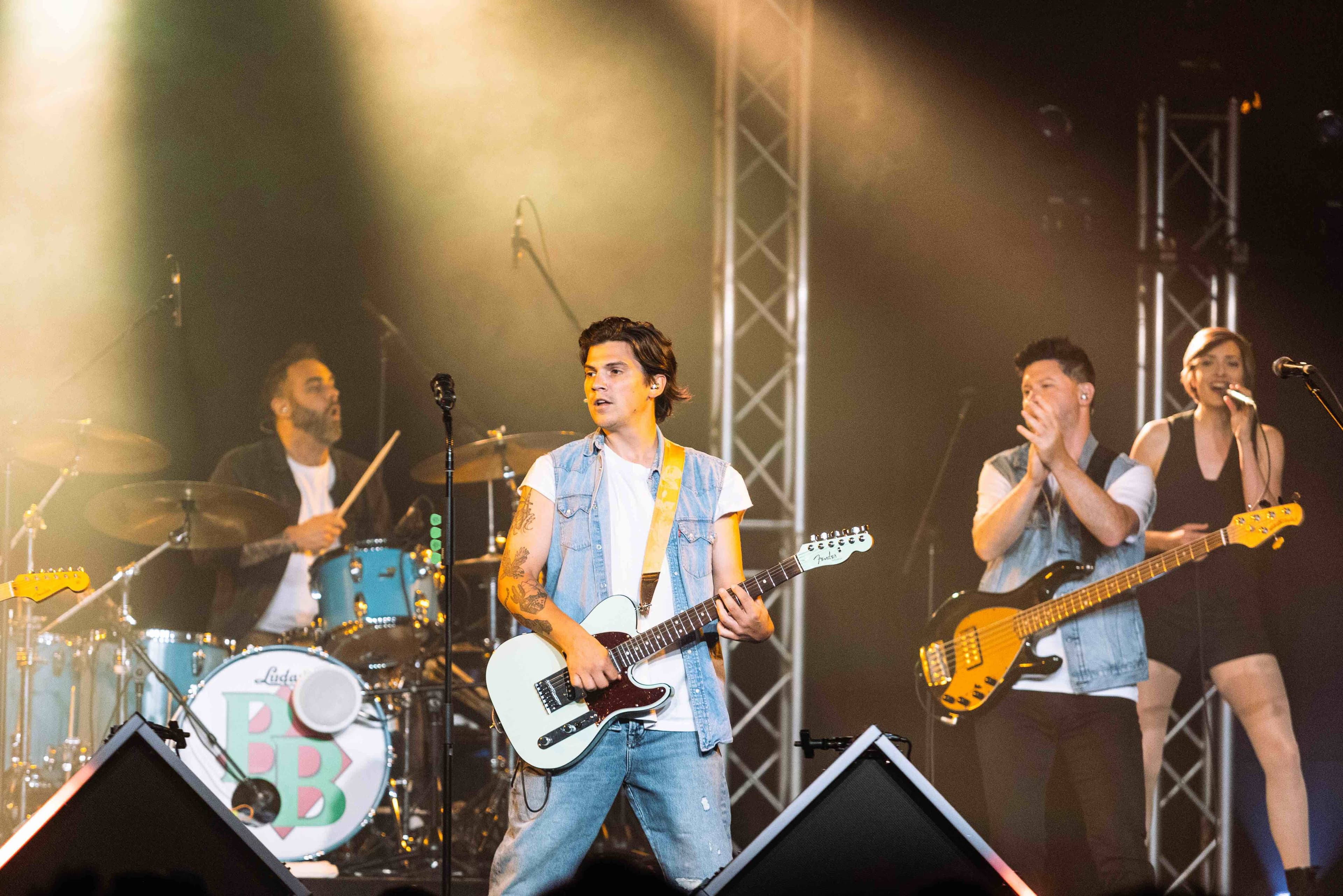 Vêtu d'un complet jeans à manches courtes, Ludovick Bourgeois a su rapidement charmer les spectateurs du Festival en chanson de Petite-Vallée.