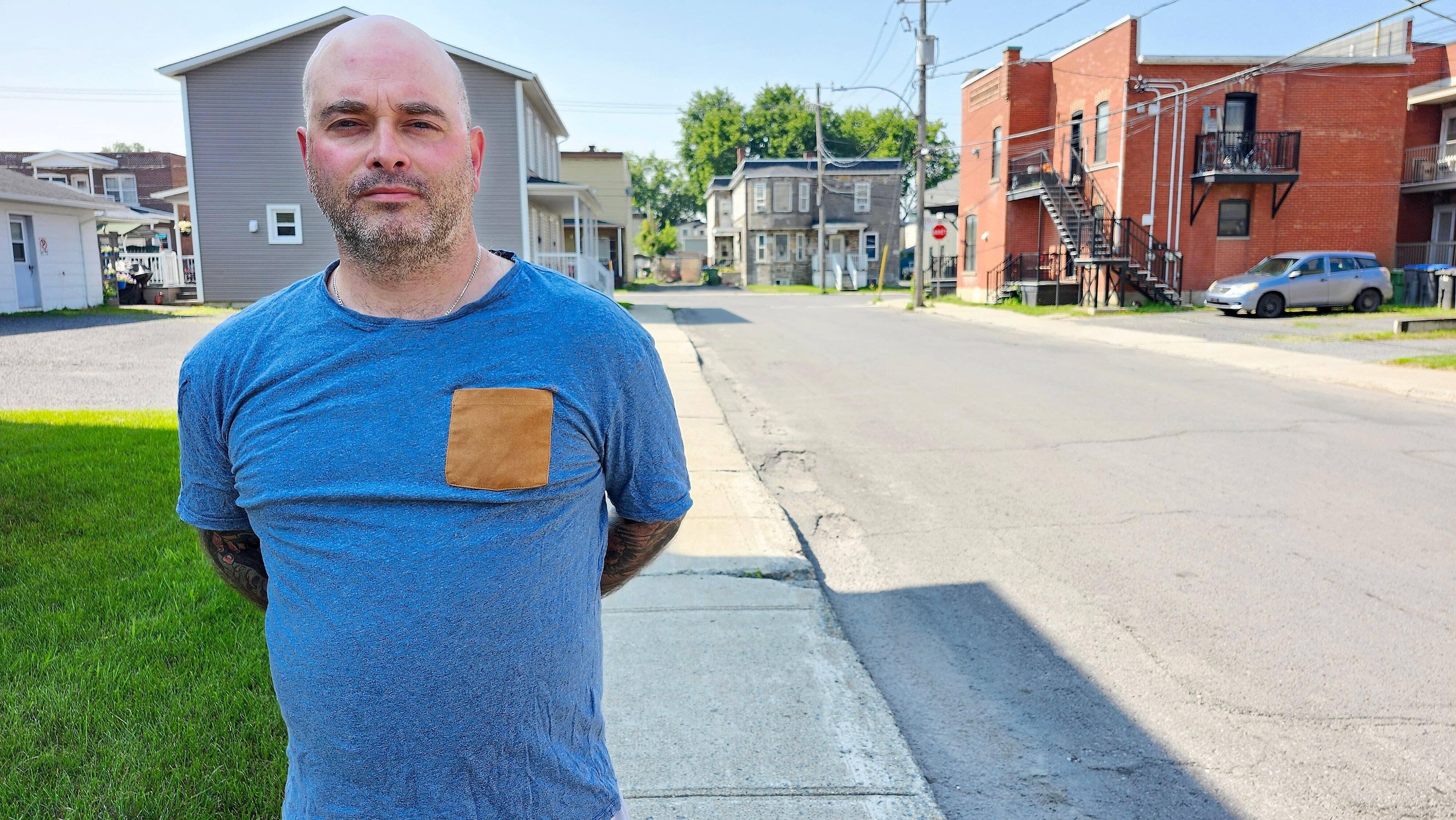 Jayson Vinetti, un magasinier qui travaille au ministère de la Défense, craint de perdre sa maison en raison des déboires du système de paye Phénix. On le voit ici chez lui le 15 juillet 2025.