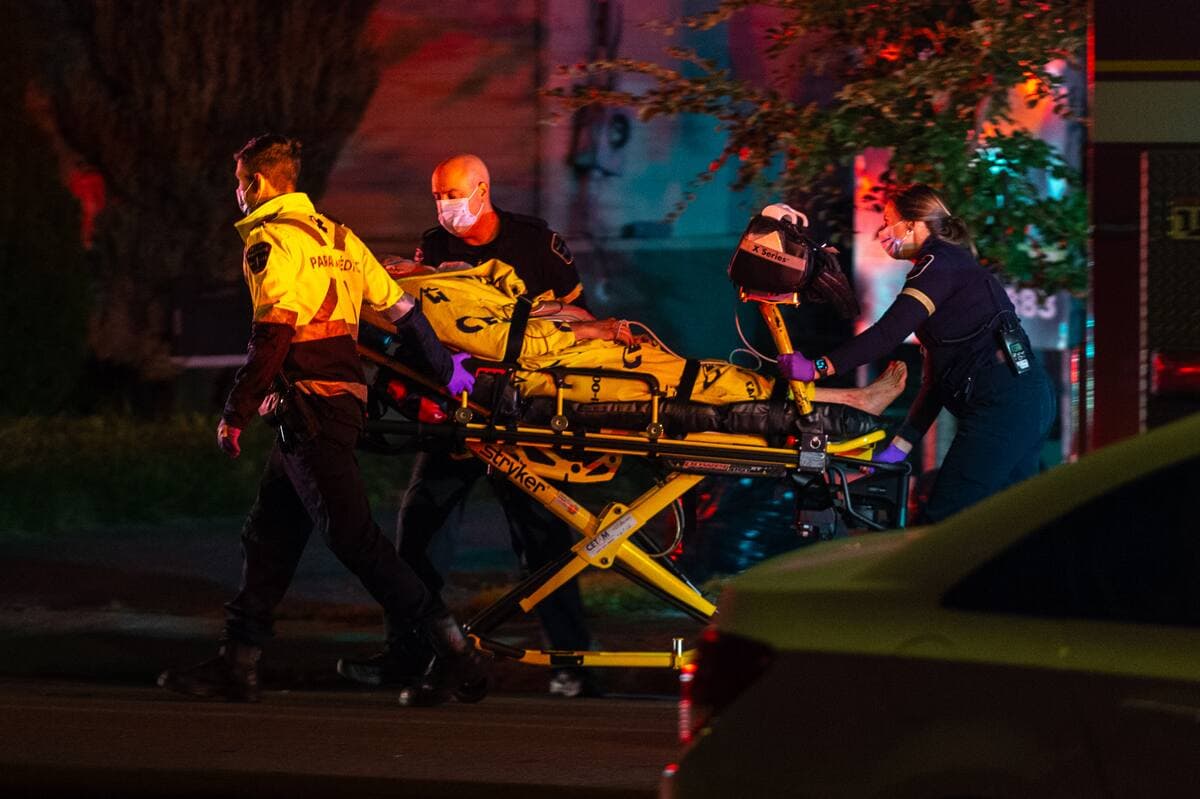 Le propriétaire des lieux a été transporté à l’hôpital après avoir inhalé une grande quantité de fumée.