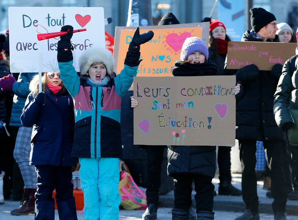 Plusieurs personnes se sont réunies lors du rassemblement des Mères solidaires mais en colère devant l’Assemblée nationale à Québec, le vendredi 22 décembre 2023. Sur la photo: Eleonore Ostiguy. PASCAL HUOT/ AGENCE QMI
