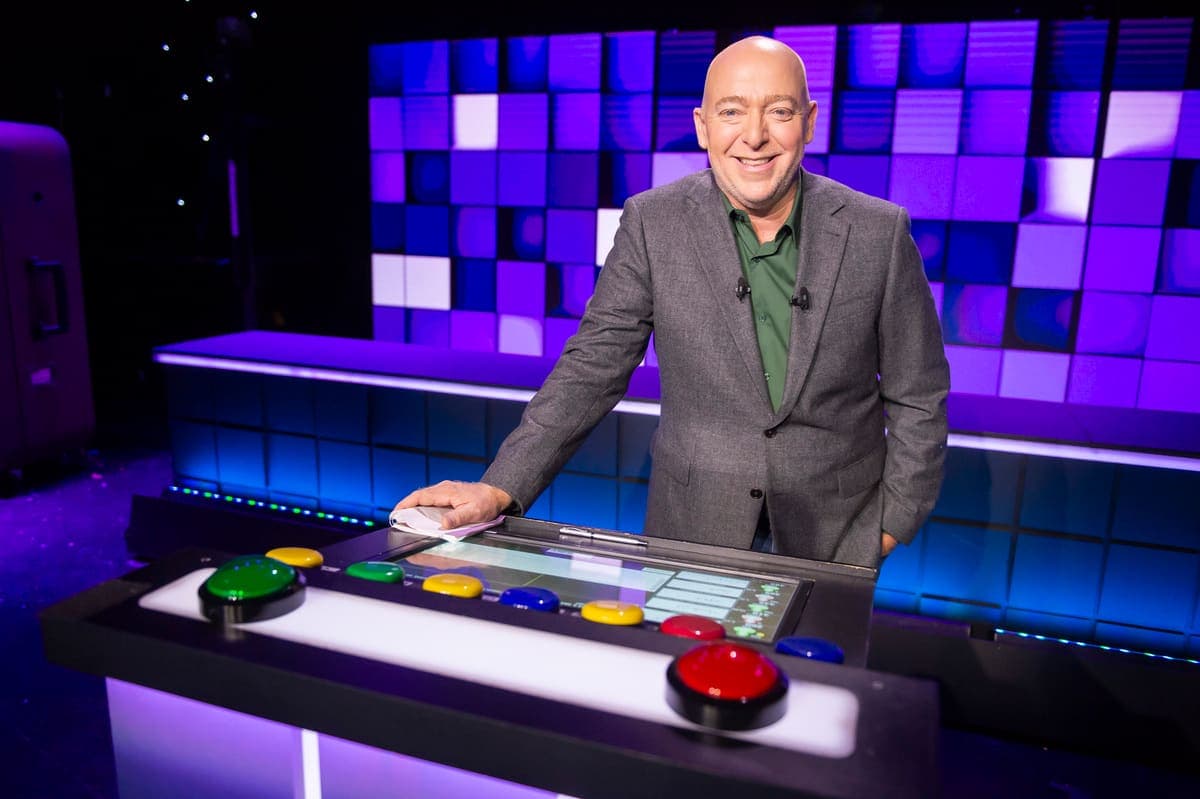 Guy Jodoin dans le décor de son jeu «Le tricheur» le mardi 8 octobre lors d’une visite de plateau