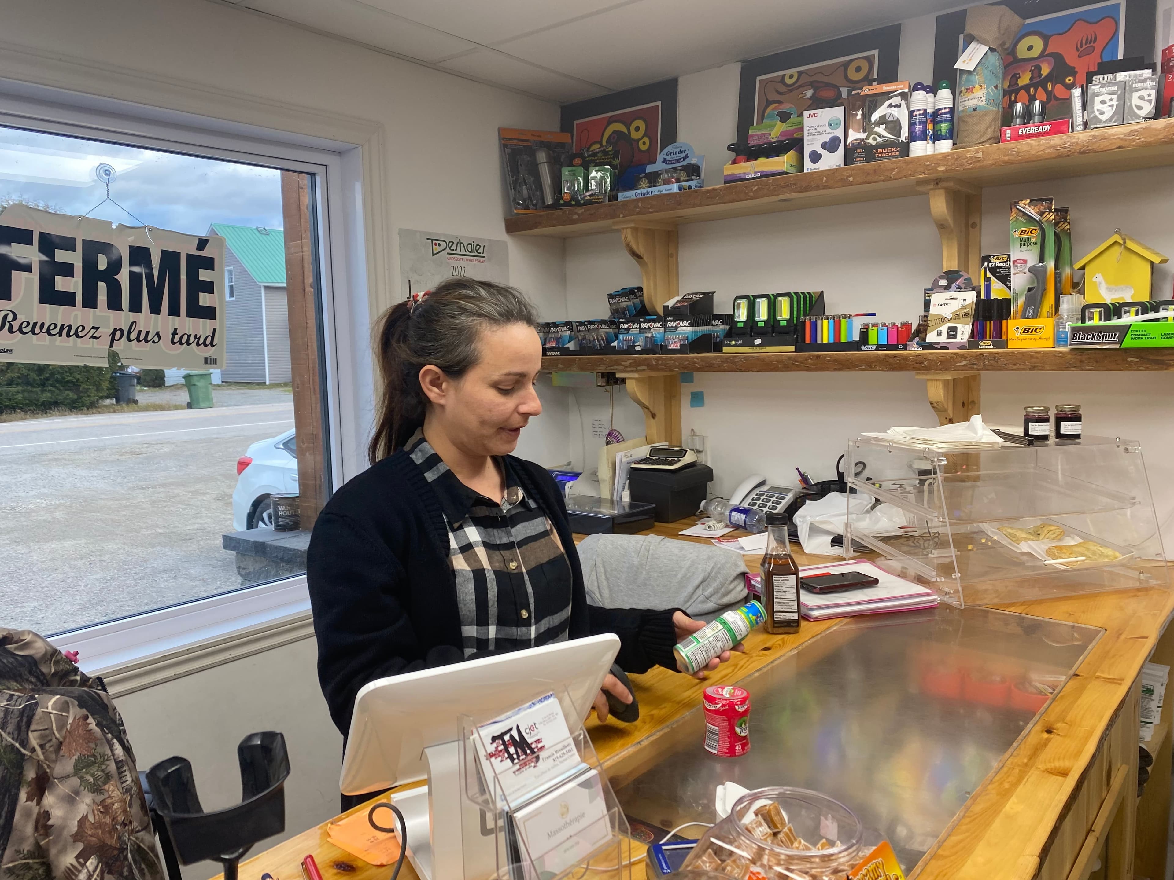 Kim Brouillard s’occupe de la gestion du dépanneur et de la station d’essence de Moffet, en Abitibi-Témiscamingue.
