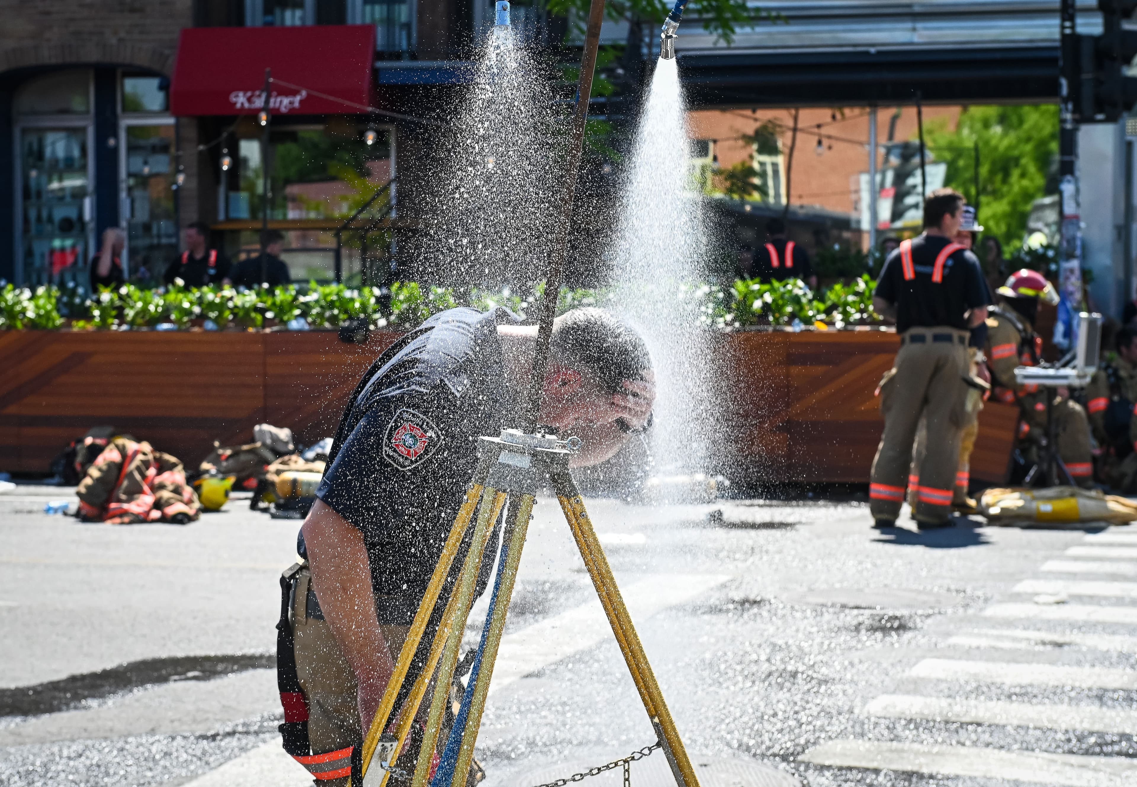Des douches étaient disponibles sur place pour rafraîchir les pompiers.